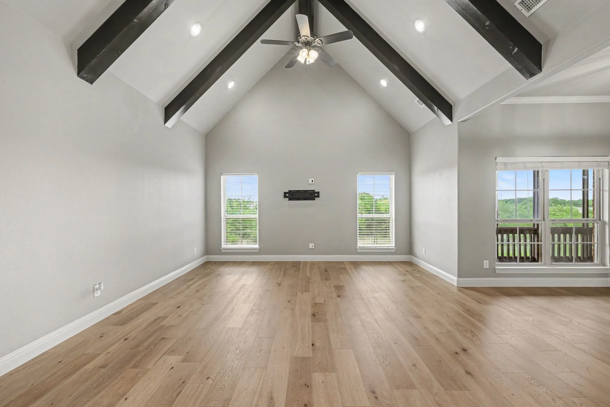 Single Family Residence For Sale in Grayson County , 2016 Fox Bend Trace, Gunter, Texas 75058, 4 Bedroom, 4 Bathroom, 3 Garage spaces, 3,308 Sqft, built in 2014, mls#21310646, Real Estate Agent in Gunter, Homes For Sale in Grayson county, Homes For Sale in Gunter, Realtor in Gunter Texas, Real Estate Brokerage Independent Realty Texas, Luminita Cordes Realtor
