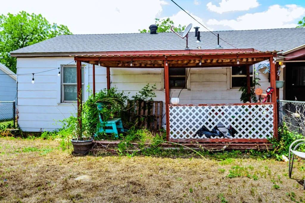Single Family Residence For Sale in Jones County , 325 NW Avenue I, Hamlin, Texas 79520, 3 Bedroom, 2 Bathroom, Garage spaces, 1,210 Sqft, built in 1950, mls#21311359, Real Estate Agent in Hamlin, Homes For Sale in Jones county, Homes For Sale in Hamlin, Realtor in Hamlin Texas, Real Estate Brokerage Independent Realty Texas, Luminita Cordes Realtor