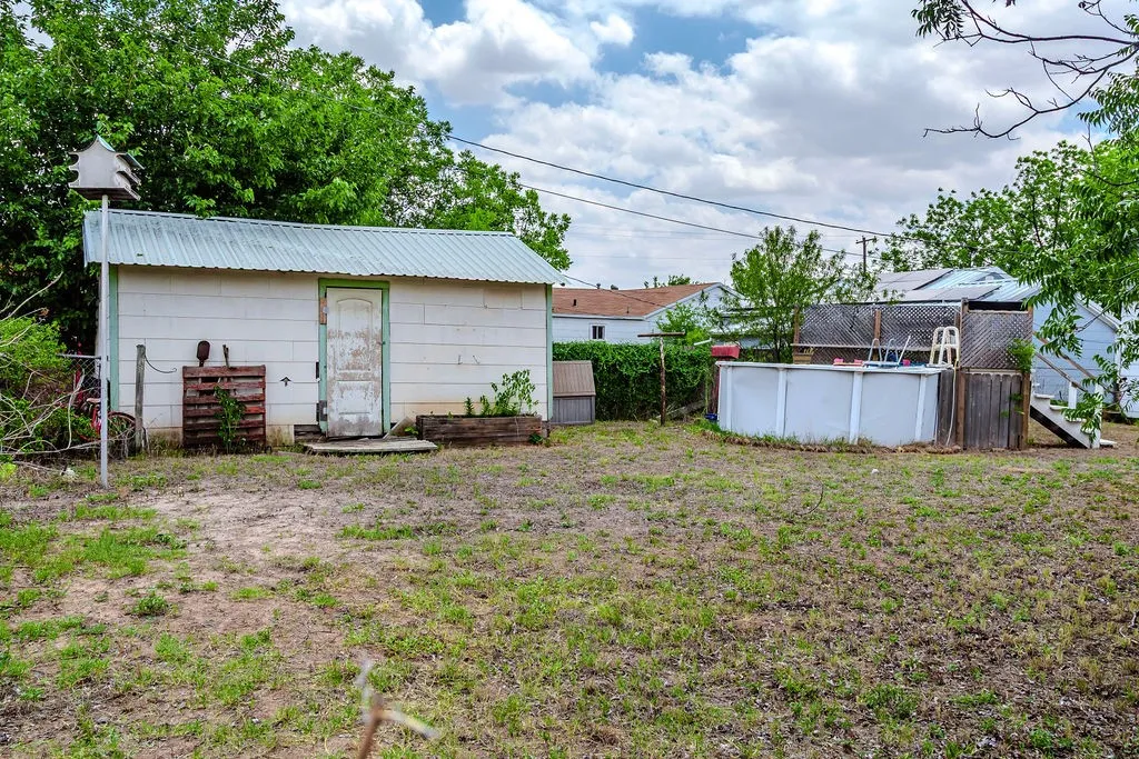 Single Family Residence For Sale in Jones County , 325 NW Avenue I, Hamlin, Texas 79520, 3 Bedroom, 2 Bathroom, Garage spaces, 1,210 Sqft, built in 1950, mls#21311359, Real Estate Agent in Hamlin, Homes For Sale in Jones county, Homes For Sale in Hamlin, Realtor in Hamlin Texas, Real Estate Brokerage Independent Realty Texas, Luminita Cordes Realtor