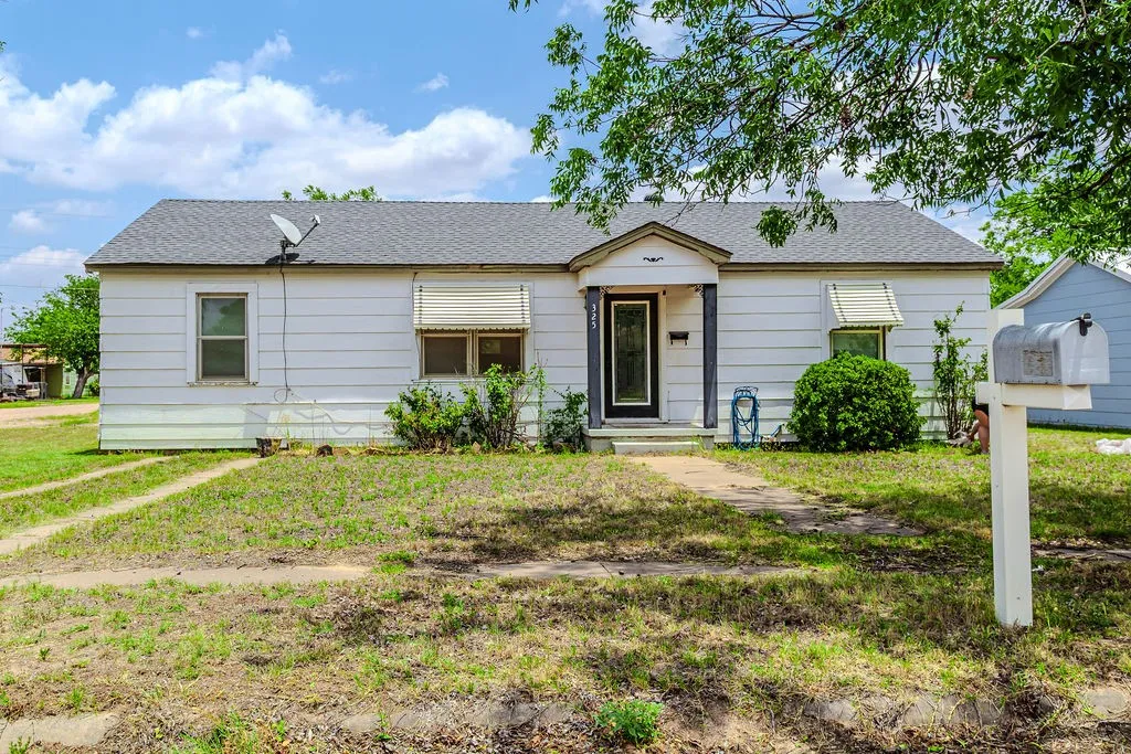 Single Family Residence For Sale in Jones County , 325 NW Avenue I, Hamlin, Texas 79520, 3 Bedroom, 2 Bathroom, Garage spaces, 1,210 Sqft, built in 1950, mls#21311359, Real Estate Agent in Hamlin, Homes For Sale in Jones county, Homes For Sale in Hamlin, Realtor in Hamlin Texas, Real Estate Brokerage Independent Realty Texas, Luminita Cordes Realtor