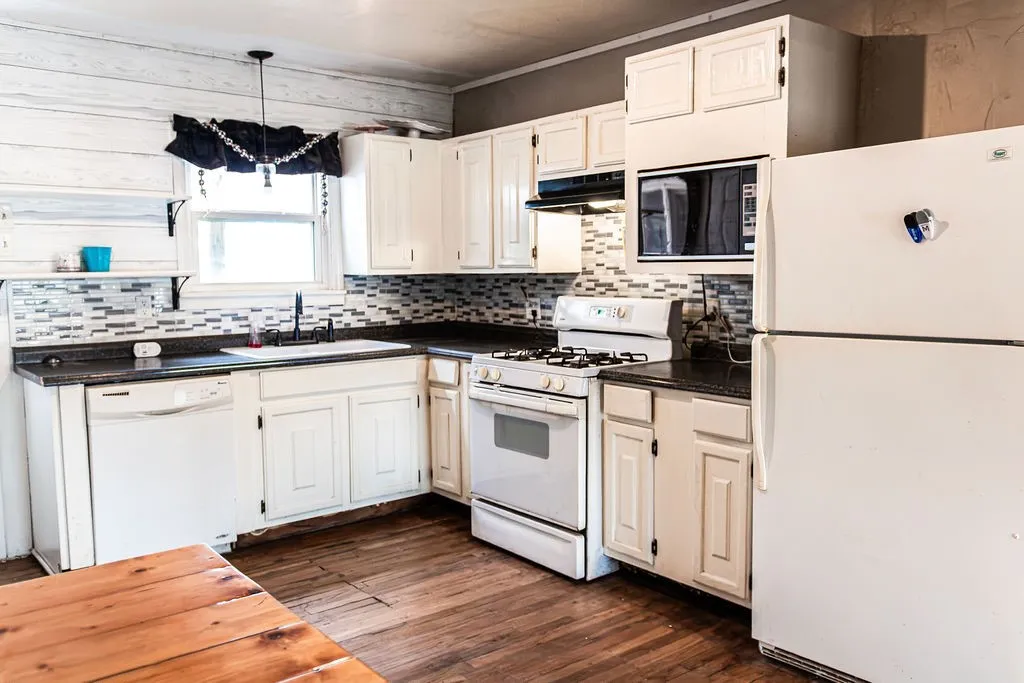 Single Family Residence For Sale in Jones County , 325 NW Avenue I, Hamlin, Texas 79520, 3 Bedroom, 2 Bathroom, Garage spaces, 1,210 Sqft, built in 1950, mls#21311359, Real Estate Agent in Hamlin, Homes For Sale in Jones county, Homes For Sale in Hamlin, Realtor in Hamlin Texas, Real Estate Brokerage Independent Realty Texas, Luminita Cordes Realtor