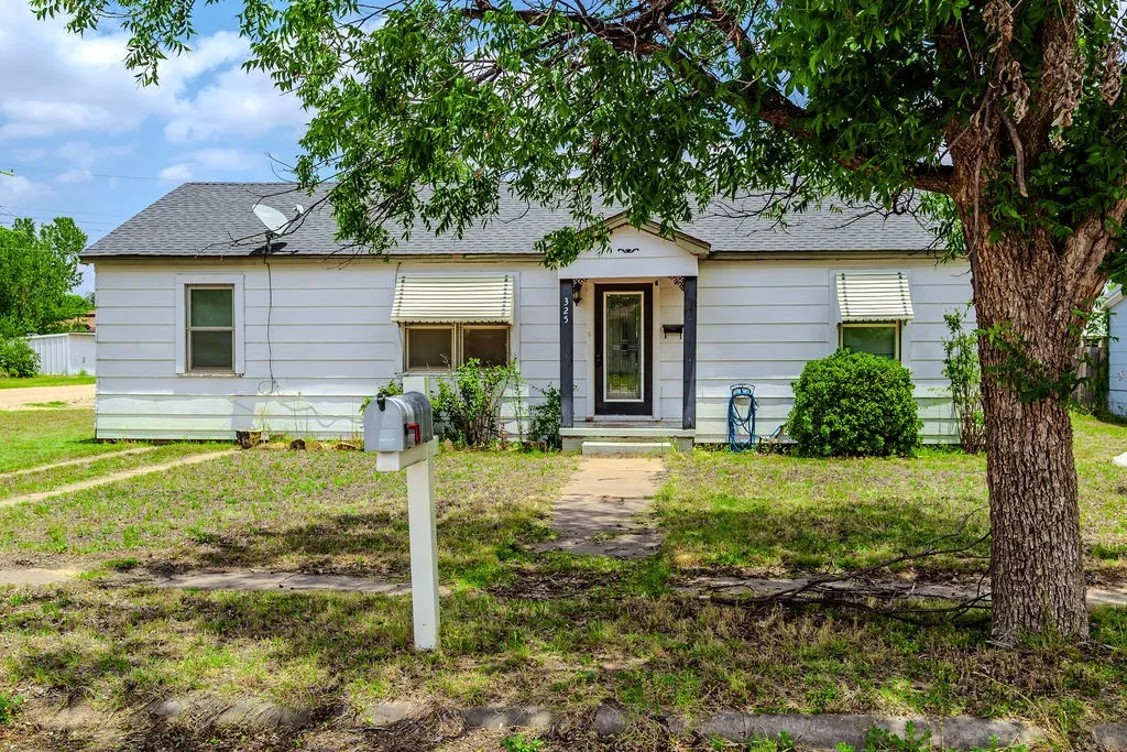 Single Family Residence For Sale in Jones County , 325 NW Avenue I, Hamlin, Texas 79520, 3 Bedroom, 2 Bathroom, Garage spaces, 1,210 Sqft, built in 1950, mls#21311359, Real Estate Agent in Hamlin, Homes For Sale in Jones county, Homes For Sale in Hamlin, Realtor in Hamlin Texas, Real Estate Brokerage Independent Realty Texas, Luminita Cordes Realtor