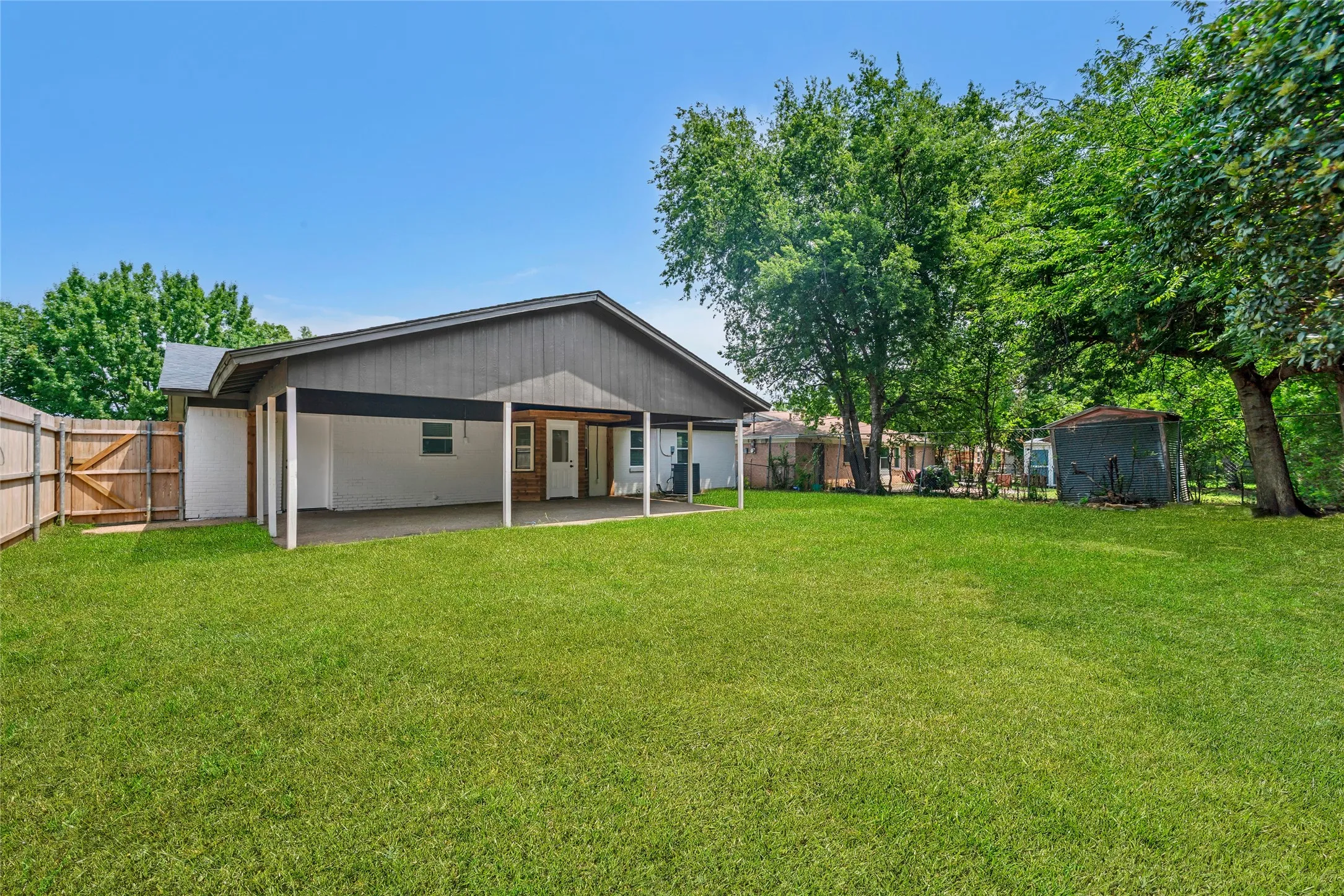 Single Family Residence For Sale in Johnson County , 341 Lena Lane, Burleson, Texas 76028, 4 Bedroom, 2 Bathroom, Garage spaces, 1,557 Sqft, built in 1962, mls#21311422, Real Estate Agent in Burleson, Homes For Sale in Johnson county, Homes For Sale in Burleson, Realtor in Burleson Texas, Real Estate Brokerage Independent Realty Texas, Luminita Cordes Realtor