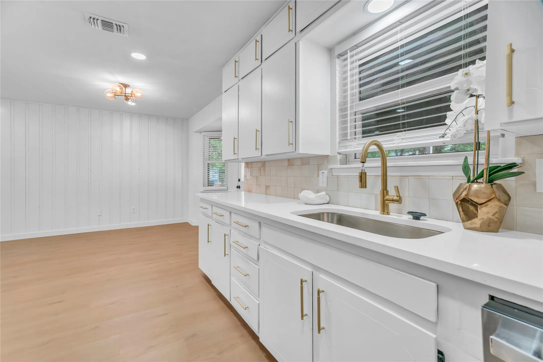 Single Family Residence For Sale in Johnson County , 341 Lena Lane, Burleson, Texas 76028, 4 Bedroom, 2 Bathroom, Garage spaces, 1,557 Sqft, built in 1962, mls#21311422, Real Estate Agent in Burleson, Homes For Sale in Johnson county, Homes For Sale in Burleson, Realtor in Burleson Texas, Real Estate Brokerage Independent Realty Texas, Luminita Cordes Realtor
