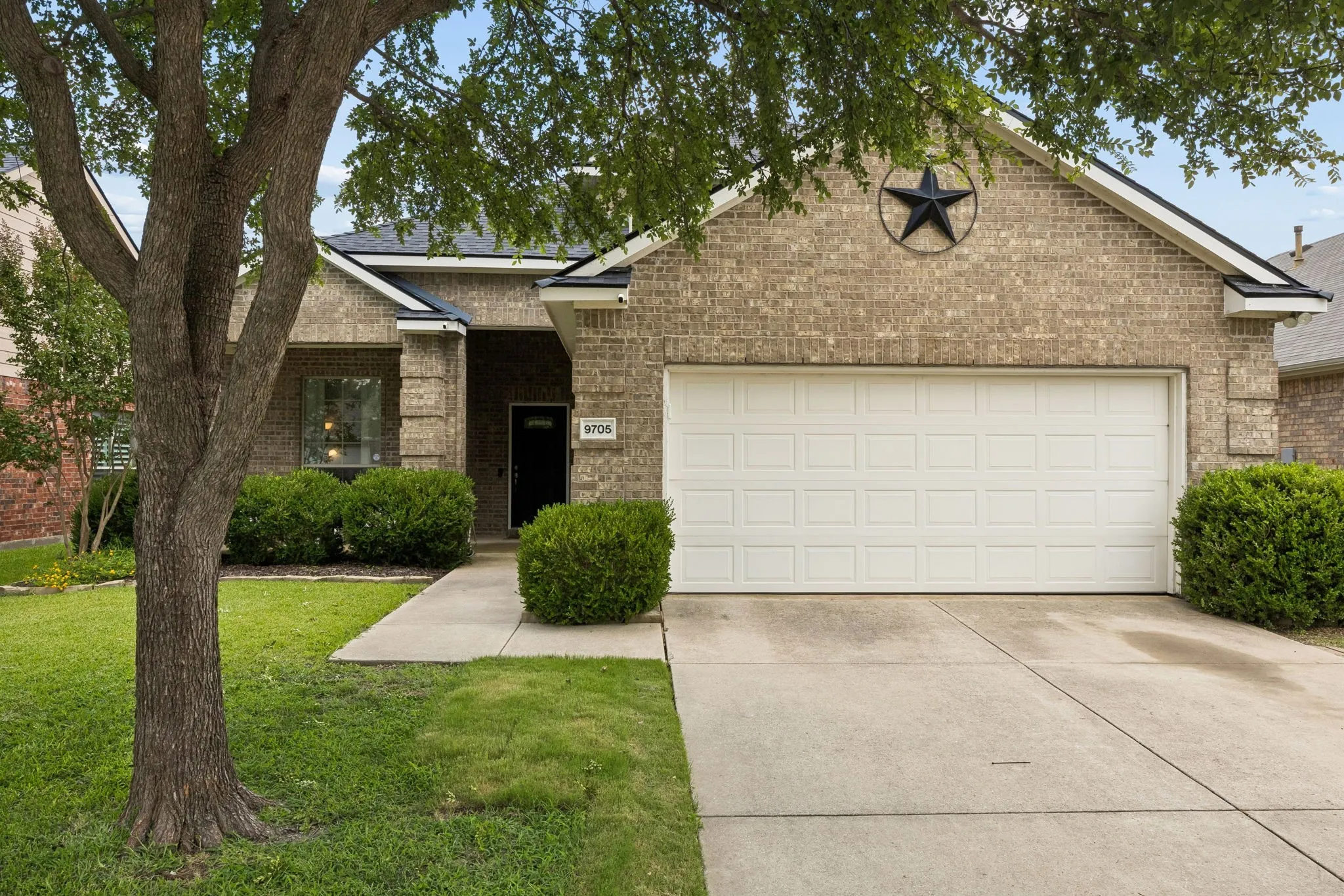 Single Family Residence For Sale in Collin County , 9705 Starfire Drive, Mc Kinney, Texas 75072, 4 Bedrooms, 3 Bathrooms, 2 Garage spaces, 2,283 Sqft, built in 2007, Price $479,000, mls#21310434, Real Estate Agent in Mc Kinney, Homes For Sale in Collin county, Homes For Sale in Mc Kinney, Realtor in Mc Kinney Texas, Real Estate Brokerage Independent Realty Texas, Luminita Cordes Realtor