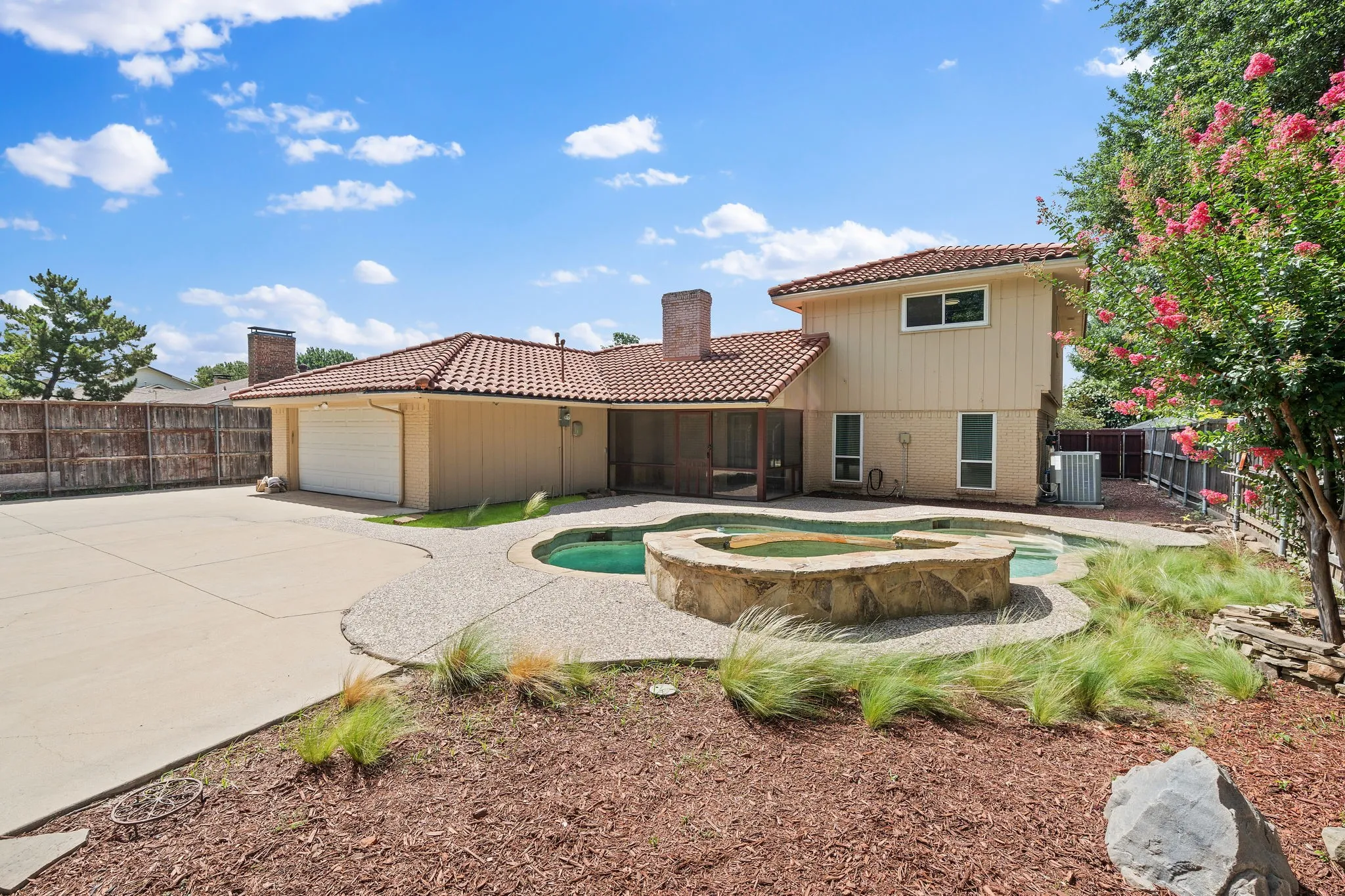 Single Family Residence For Sale in Collin County , 416 Forest Grove Drive, Richardson, Texas 75080, 4 Bedroom, 3 Bathroom, 2 Garage spaces, 2,429 Sqft, built in 1972, mls#21309870, Real Estate Agent in Richardson, Homes For Sale in Collin county, Homes For Sale in Richardson, Realtor in Richardson Texas, Real Estate Brokerage Independent Realty Texas, Luminita Cordes Realtor