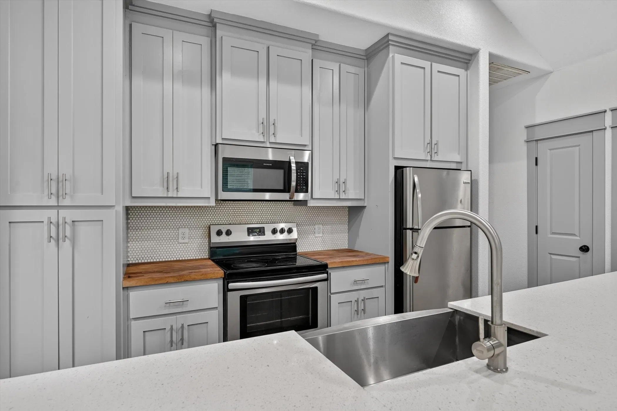 Single Family Residence For Sale in Grayson County , 818 W Elm Street, Denison, Texas 75020, 3 Bedroom, 1 Bathroom, Garage spaces, 967 Sqft, built in 2018, mls#21304899, Real Estate Agent in Denison, Homes For Sale in Grayson county, Homes For Sale in Denison, Realtor in Denison Texas, Real Estate Brokerage Independent Realty Texas, Luminita Cordes Realtor