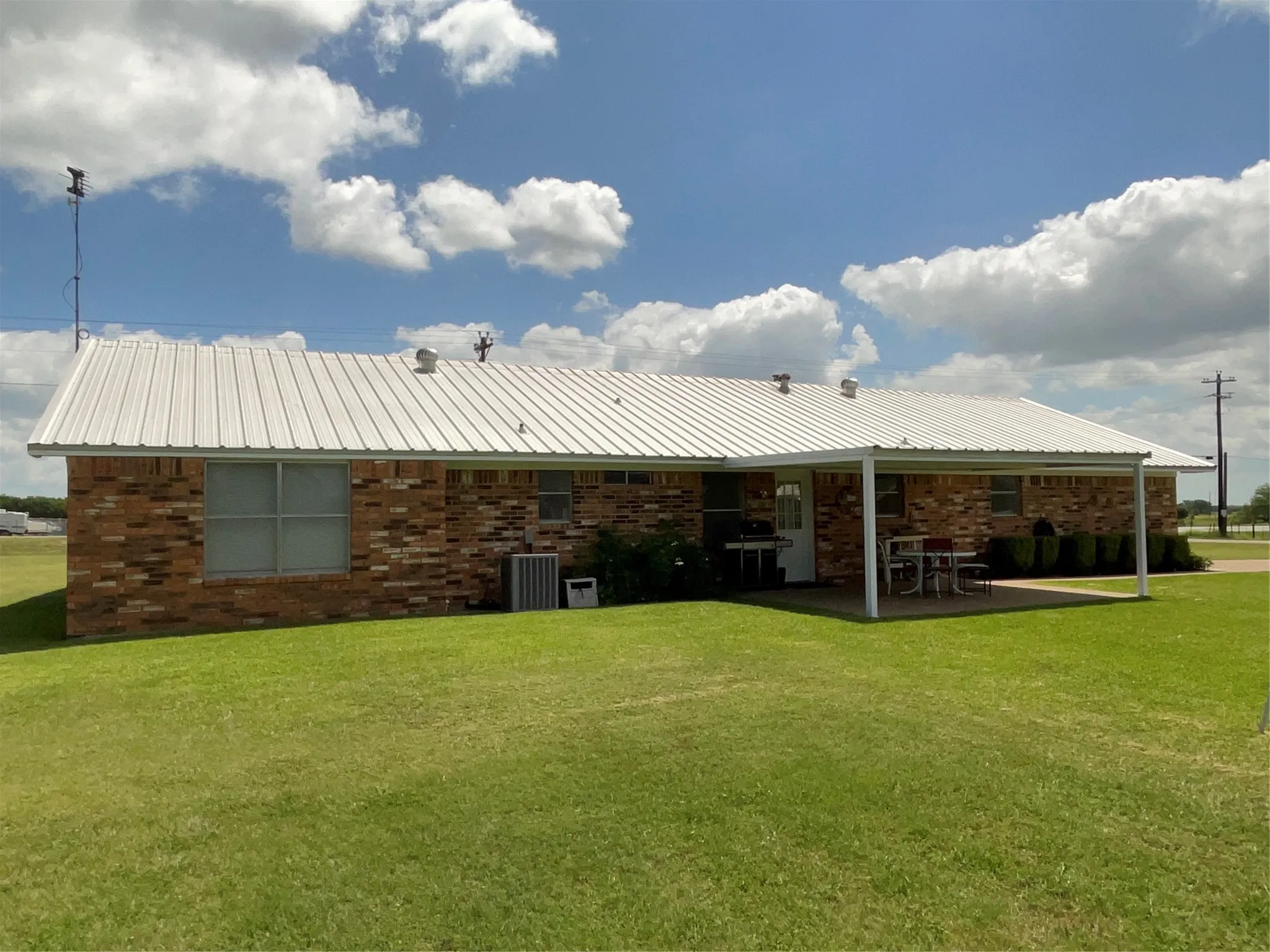 Single Family Residence For Sale in Mc Lennan County , 14261 Wortham Bend Road, China Spring, Texas 76633, 3 Bedroom, 2 Bathroom, 4 Garage spaces, 1,676 Sqft, built in 1977, mls#21300659, Real Estate Agent in China Spring, Homes For Sale in Mc Lennan county, Homes For Sale in China Spring, Realtor in China Spring Texas, Real Estate Brokerage Independent Realty Texas, Luminita Cordes Realtor