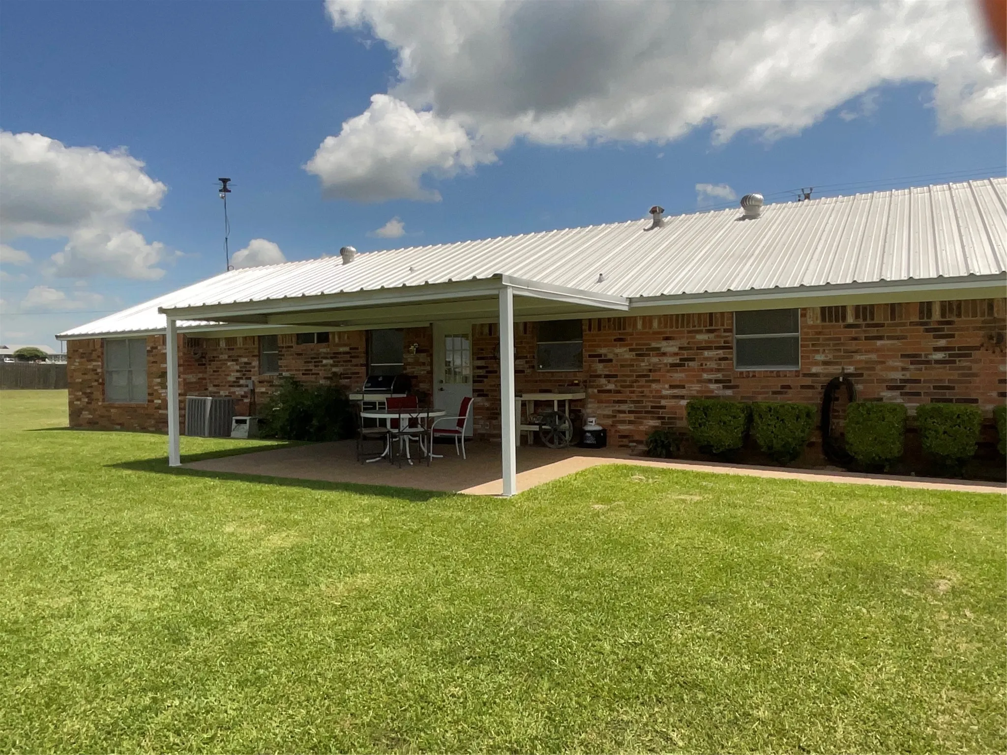 Single Family Residence For Sale in Mc Lennan County , 14261 Wortham Bend Road, China Spring, Texas 76633, 3 Bedroom, 2 Bathroom, 4 Garage spaces, 1,676 Sqft, built in 1977, mls#21300659, Real Estate Agent in China Spring, Homes For Sale in Mc Lennan county, Homes For Sale in China Spring, Realtor in China Spring Texas, Real Estate Brokerage Independent Realty Texas, Luminita Cordes Realtor