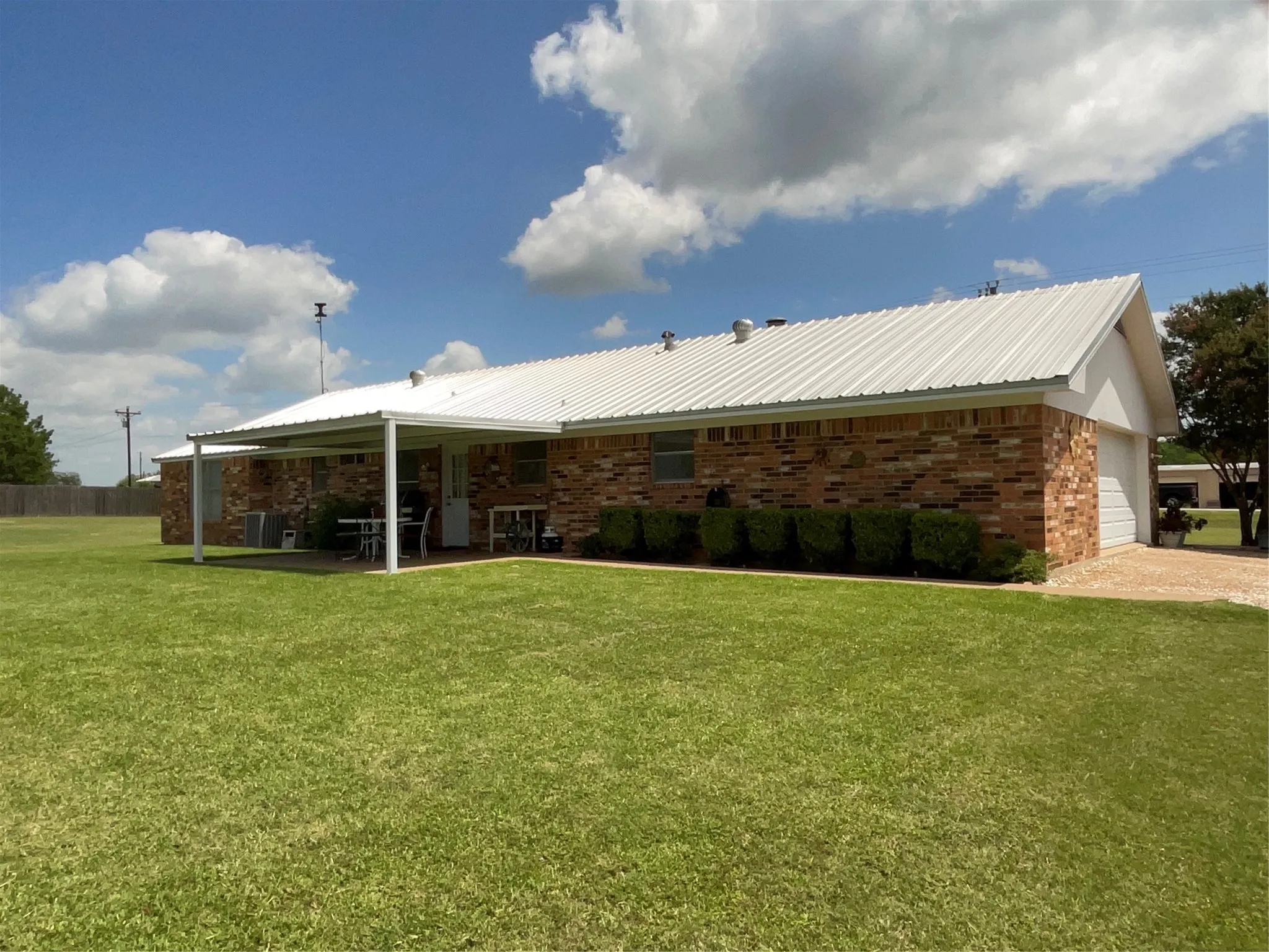 Single Family Residence For Sale in Mc Lennan County , 14261 Wortham Bend Road, China Spring, Texas 76633, 3 Bedroom, 2 Bathroom, 4 Garage spaces, 1,676 Sqft, built in 1977, mls#21300659, Real Estate Agent in China Spring, Homes For Sale in Mc Lennan county, Homes For Sale in China Spring, Realtor in China Spring Texas, Real Estate Brokerage Independent Realty Texas, Luminita Cordes Realtor