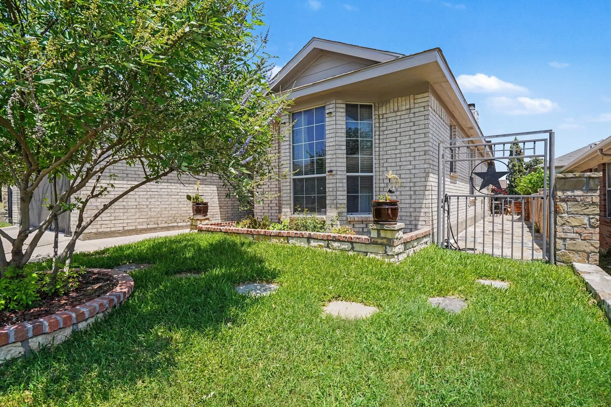 Single Family Residence For Sale in Tarrant County , 9936 Blue Bell Drive, Fort Worth, Texas 76108, 3 Bedroom, 2 Bathroom, 2 Garage spaces, 1,469 Sqft, built in 2004, mls#21311523, Real Estate Agent in Fort Worth, Homes For Sale in Tarrant county, Homes For Sale in Fort Worth, Realtor in Fort Worth Texas, Real Estate Brokerage Independent Realty Texas, Luminita Cordes Realtor