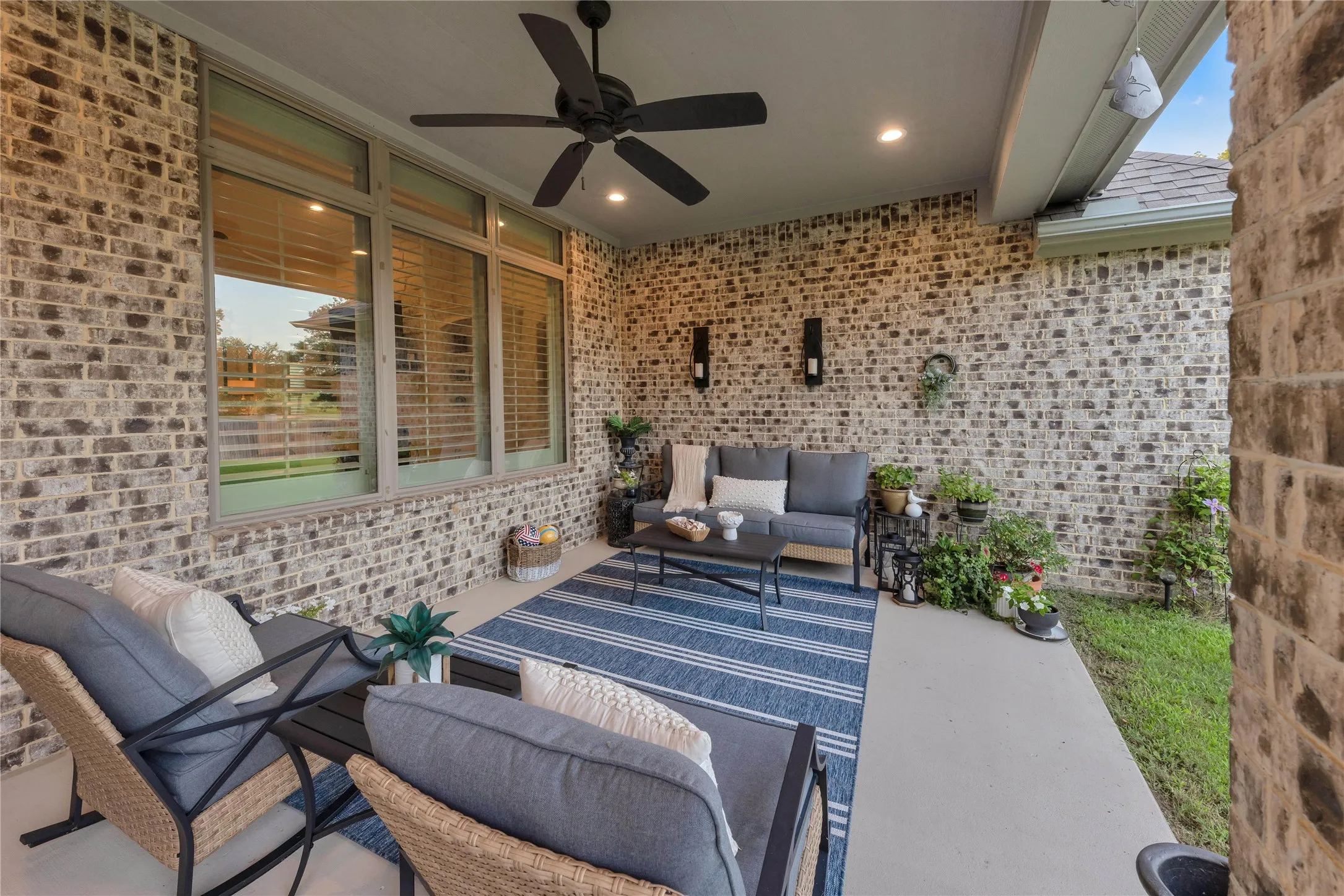 Covered back patio is perfect for those E Tx evenings!