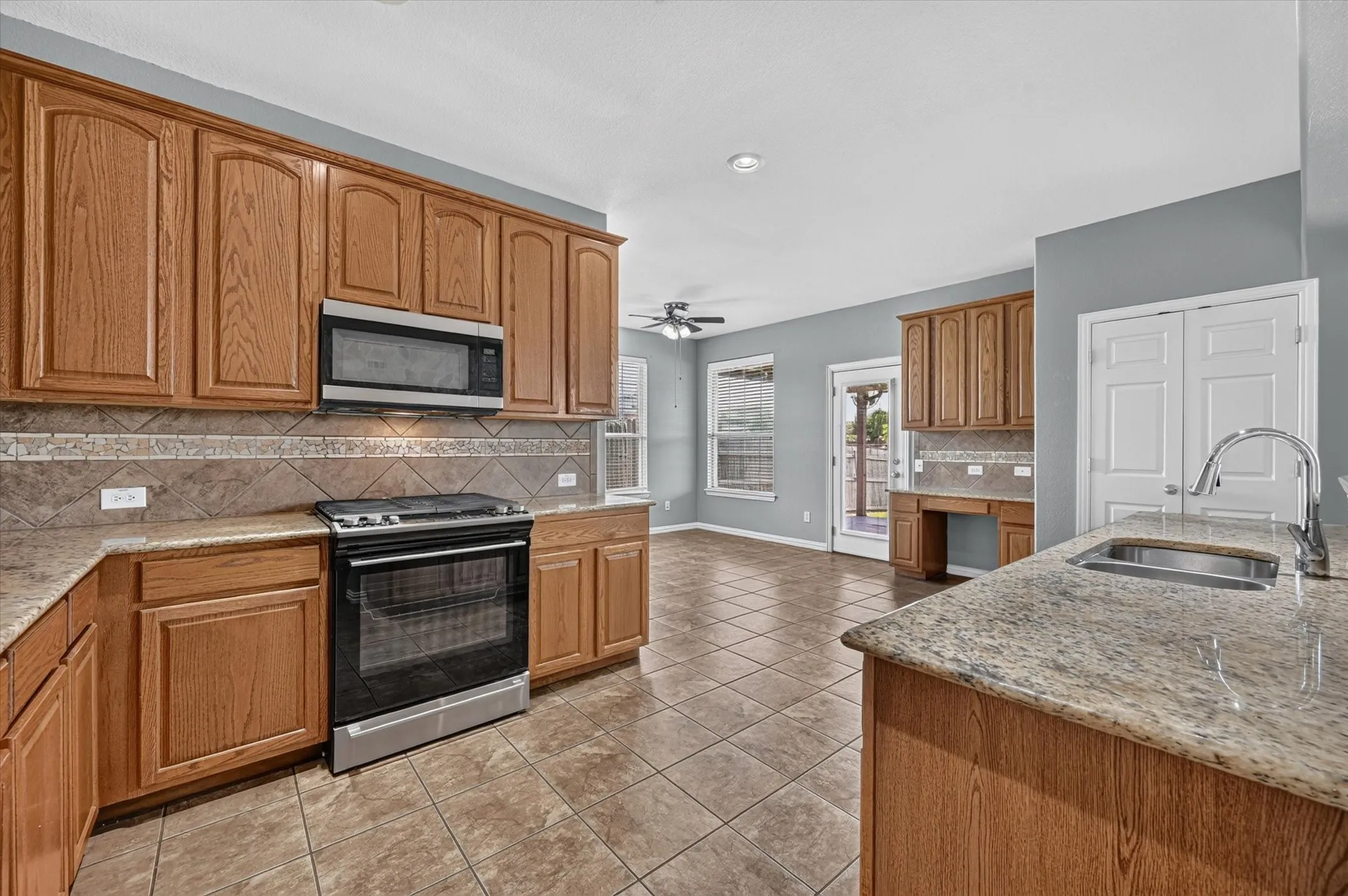 Single Family Residence For Sale in Tarrant County , 10341 Brunston Road, Fort Worth, Texas 76244, 6 Bedroom, 5 Bathroom, 3 Garage spaces, 4,266 Sqft, built in 2007, mls#21311552, Real Estate Agent in Fort Worth, Homes For Sale in Tarrant county, Homes For Sale in Fort Worth, Realtor in Fort Worth Texas, Real Estate Brokerage Independent Realty Texas, Luminita Cordes Realtor