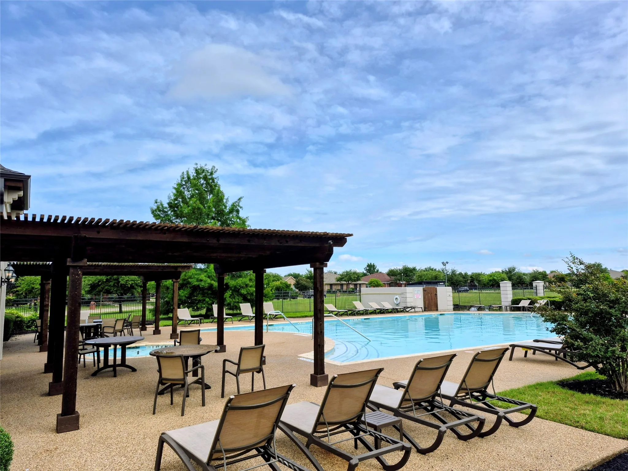 Single Family Residence For Sale in Denton County , 4143 Sun King Lane, Frisco, Texas 75033, 3 Bedroom, 2 Bathroom, 2 Garage spaces, 2,184 Sqft, built in 2004, mls#21308852, Real Estate Agent in Frisco, Homes For Sale in Denton county, Homes For Sale in Frisco, Realtor in Frisco Texas, Real Estate Brokerage Independent Realty Texas, Luminita Cordes Realtor