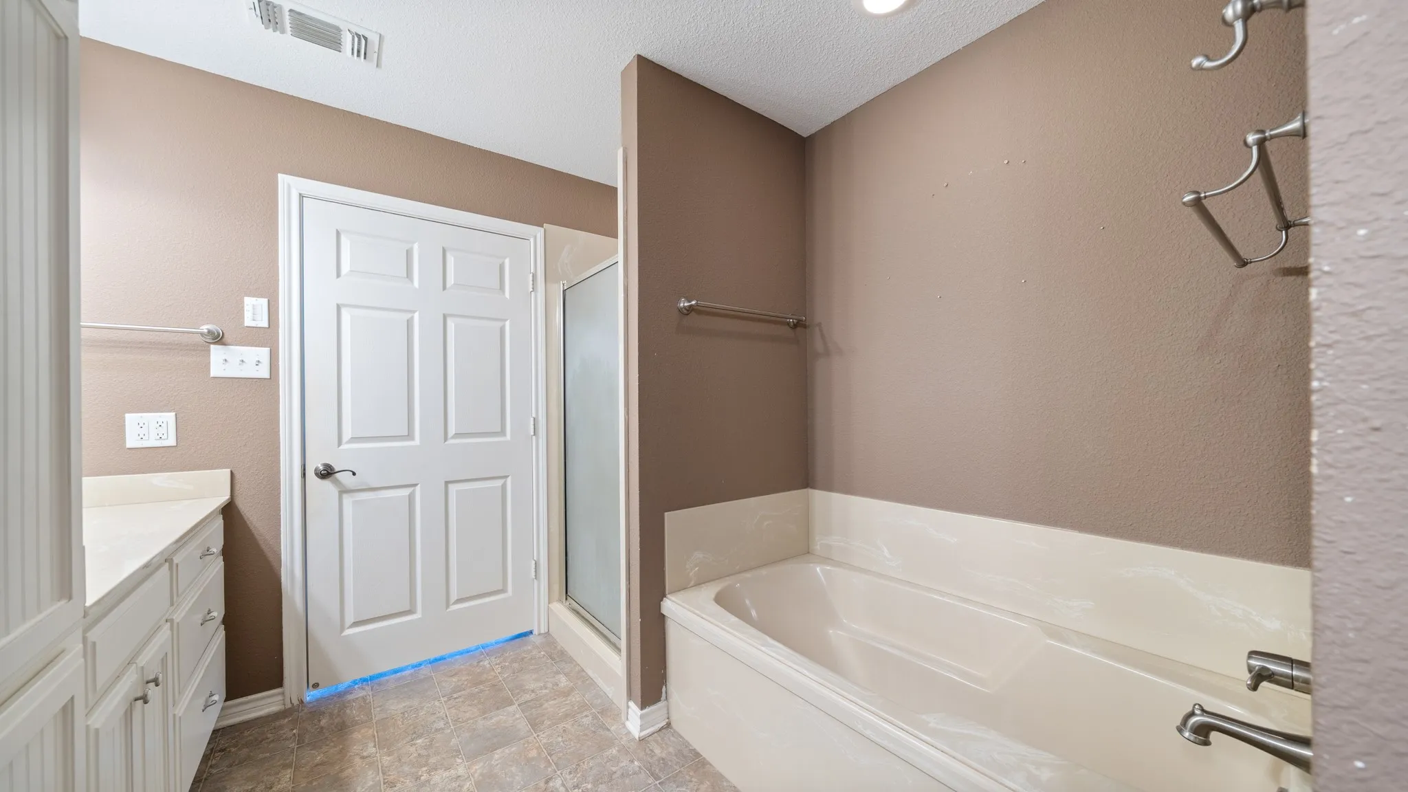 Single Family Residence For Sale in Van Zandt County , 20530 State Highway 64, Canton, Texas 75103, 4 Bedroom, 4 Bathroom, Garage spaces, 2,480 Sqft, built in 1965, mls#21309282, Real Estate Agent in Canton, Homes For Sale in Van Zandt county, Homes For Sale in Canton, Realtor in Canton Texas, Real Estate Brokerage Independent Realty Texas, Luminita Cordes Realtor