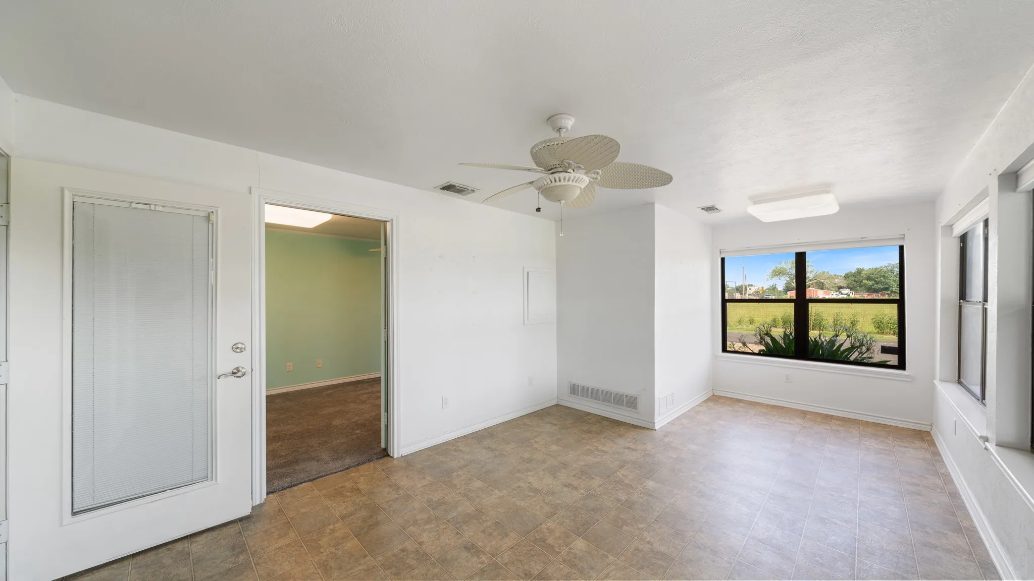 Single Family Residence For Sale in Van Zandt County , 20530 State Highway 64, Canton, Texas 75103, 4 Bedroom, 4 Bathroom, Garage spaces, 2,480 Sqft, built in 1965, mls#21309282, Real Estate Agent in Canton, Homes For Sale in Van Zandt county, Homes For Sale in Canton, Realtor in Canton Texas, Real Estate Brokerage Independent Realty Texas, Luminita Cordes Realtor