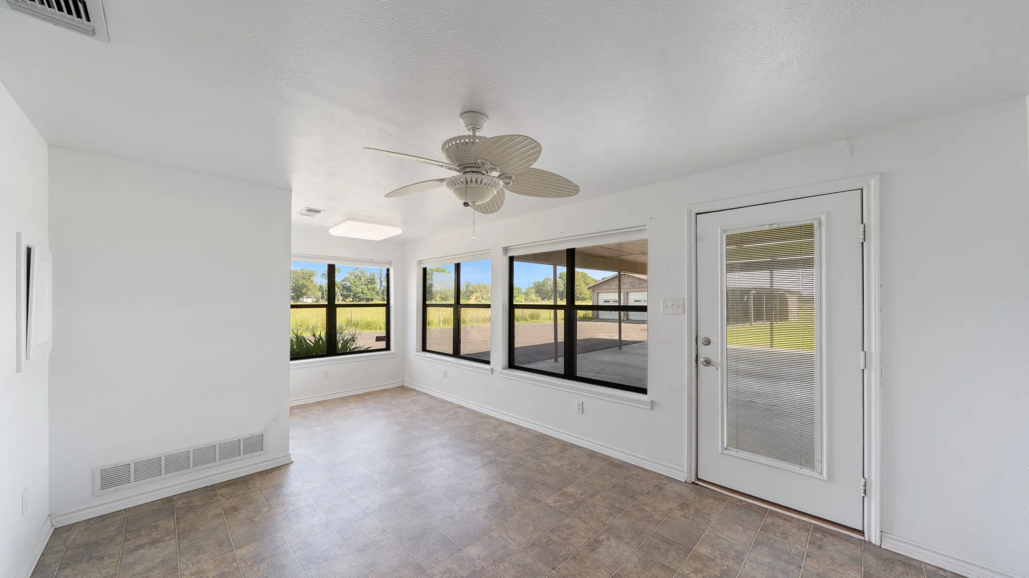 Single Family Residence For Sale in Van Zandt County , 20530 State Highway 64, Canton, Texas 75103, 4 Bedroom, 4 Bathroom, Garage spaces, 2,480 Sqft, built in 1965, mls#21309282, Real Estate Agent in Canton, Homes For Sale in Van Zandt county, Homes For Sale in Canton, Realtor in Canton Texas, Real Estate Brokerage Independent Realty Texas, Luminita Cordes Realtor