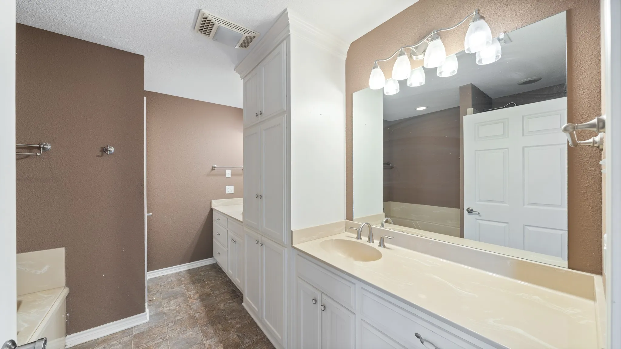 Single Family Residence For Sale in Van Zandt County , 20530 State Highway 64, Canton, Texas 75103, 4 Bedroom, 4 Bathroom, Garage spaces, 2,480 Sqft, built in 1965, mls#21309282, Real Estate Agent in Canton, Homes For Sale in Van Zandt county, Homes For Sale in Canton, Realtor in Canton Texas, Real Estate Brokerage Independent Realty Texas, Luminita Cordes Realtor