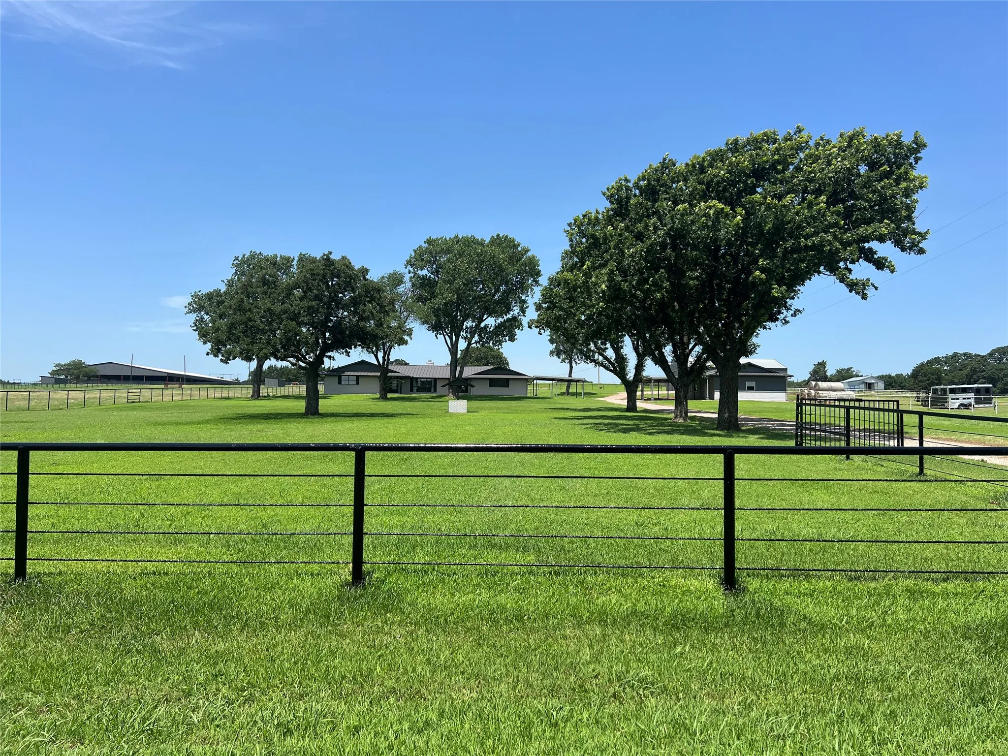 Luscious grass, great fencing, shade trees - the perfect country home!