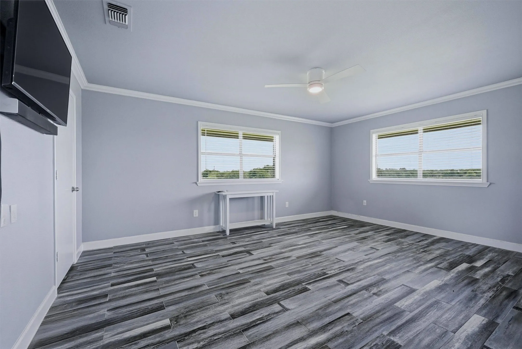 Great bedroom space - lots of light.