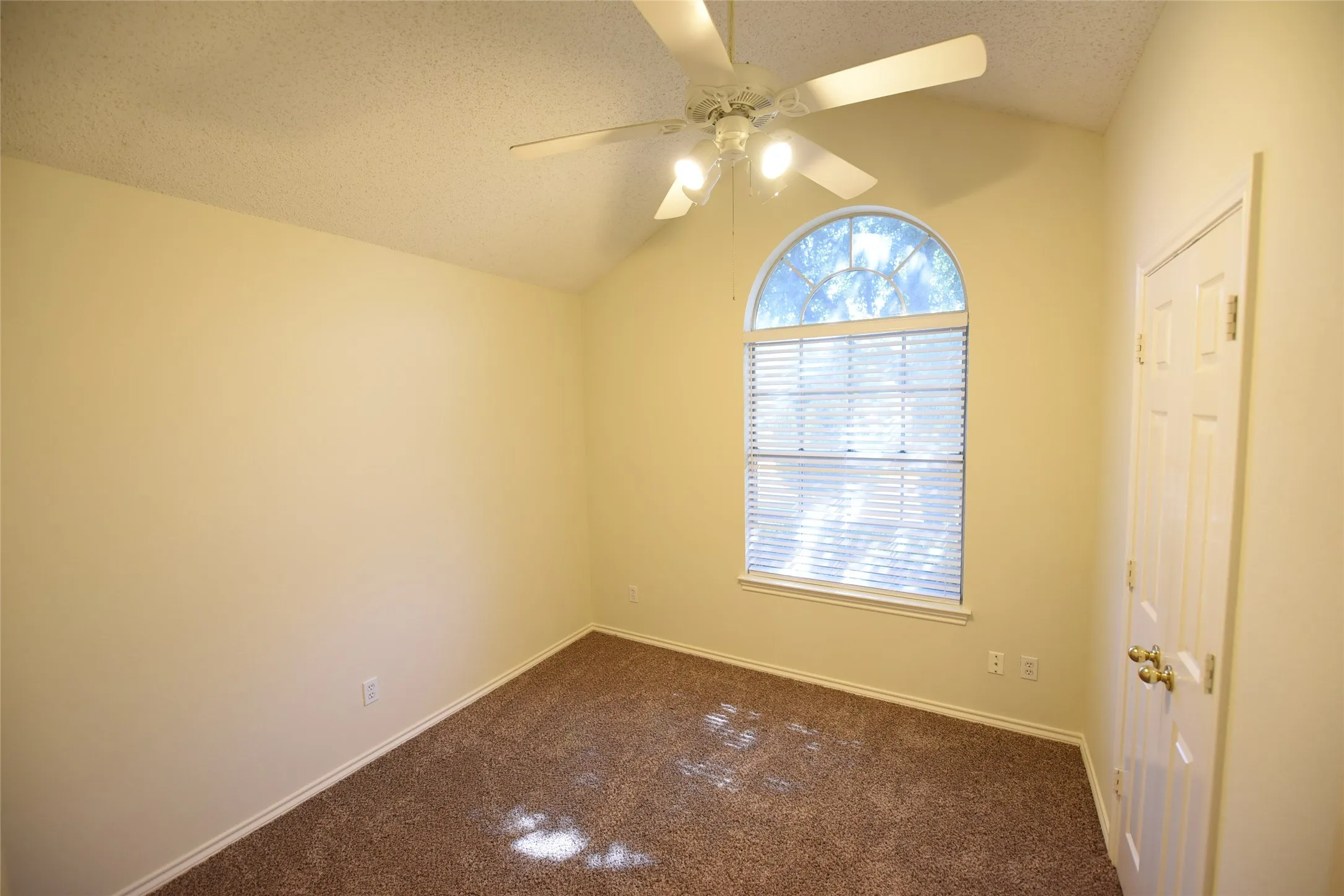 Single Family Residence For Rent in Tarrant County , 6419 Brookhaven Trail, Arlington, Texas 76001, 3 Bedroom, 2 Bathroom, 2 Garage spaces, 1,363 Sqft, built in 1995, mls#21302451, Real Estate Agent in Arlington, Homes For Rent in Tarrant county, Homes For Rent in Arlington, Realtor in Arlington Texas, Real Estate Brokerage Independent Realty Texas, Luminita Cordes Realtor