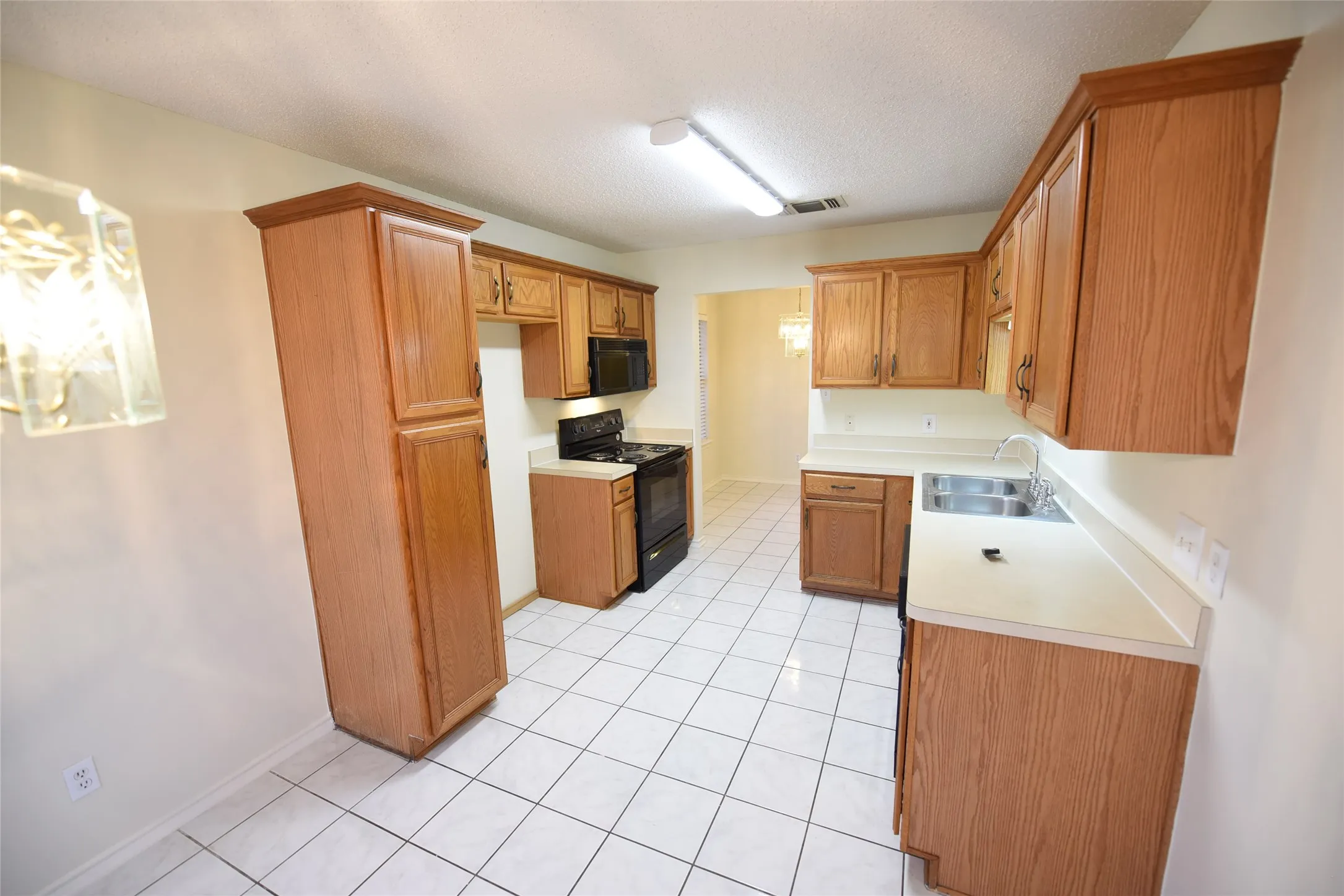 Single Family Residence For Rent in Tarrant County , 6419 Brookhaven Trail, Arlington, Texas 76001, 3 Bedroom, 2 Bathroom, 2 Garage spaces, 1,363 Sqft, built in 1995, mls#21302451, Real Estate Agent in Arlington, Homes For Rent in Tarrant county, Homes For Rent in Arlington, Realtor in Arlington Texas, Real Estate Brokerage Independent Realty Texas, Luminita Cordes Realtor