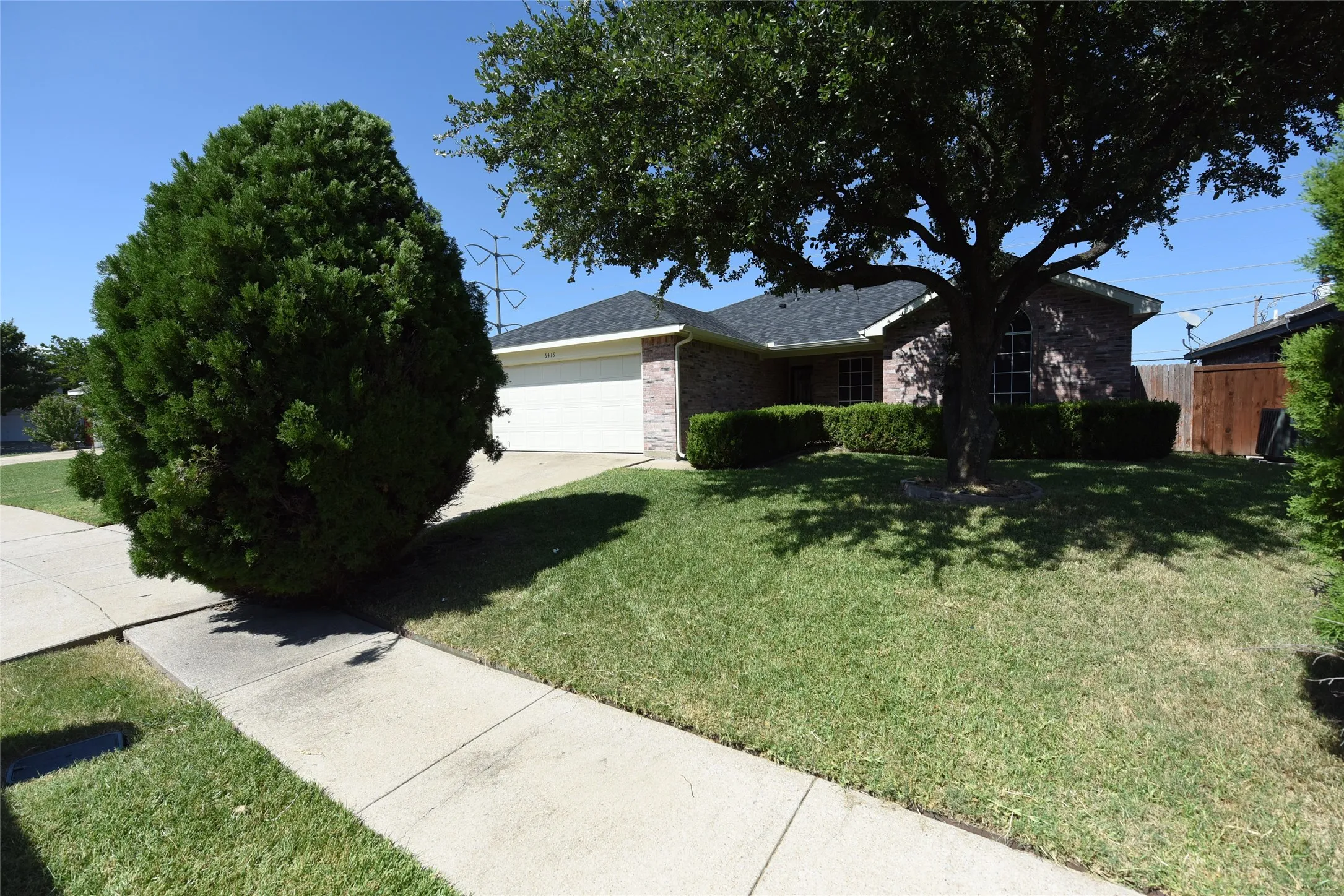 Single Family Residence For Rent in Tarrant County , 6419 Brookhaven Trail, Arlington, Texas 76001, 3 Bedroom, 2 Bathroom, 2 Garage spaces, 1,363 Sqft, built in 1995, mls#21302451, Real Estate Agent in Arlington, Homes For Rent in Tarrant county, Homes For Rent in Arlington, Realtor in Arlington Texas, Real Estate Brokerage Independent Realty Texas, Luminita Cordes Realtor