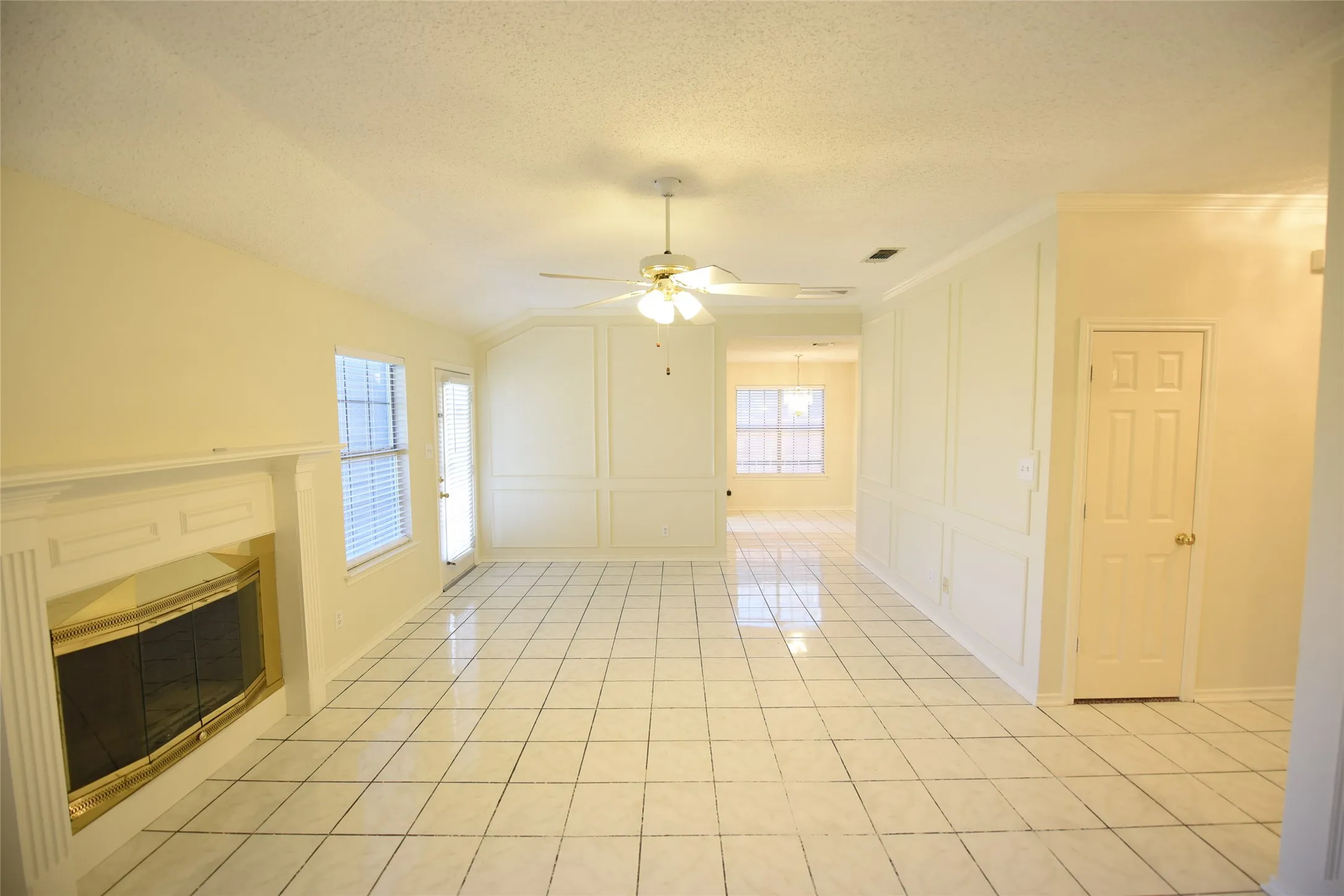 Single Family Residence For Rent in Tarrant County , 6419 Brookhaven Trail, Arlington, Texas 76001, 3 Bedroom, 2 Bathroom, 2 Garage spaces, 1,363 Sqft, built in 1995, mls#21302451, Real Estate Agent in Arlington, Homes For Rent in Tarrant county, Homes For Rent in Arlington, Realtor in Arlington Texas, Real Estate Brokerage Independent Realty Texas, Luminita Cordes Realtor