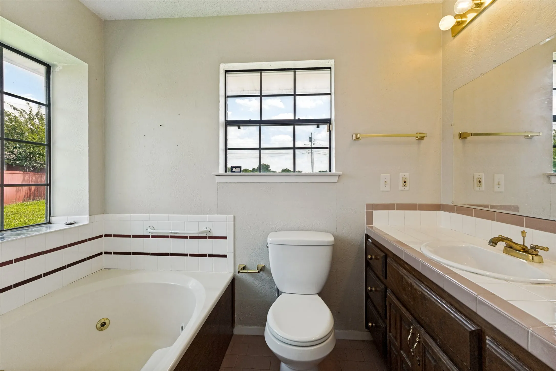 En Suite bath jetted soaking tub, separate shower & tile flooring (2nd home)