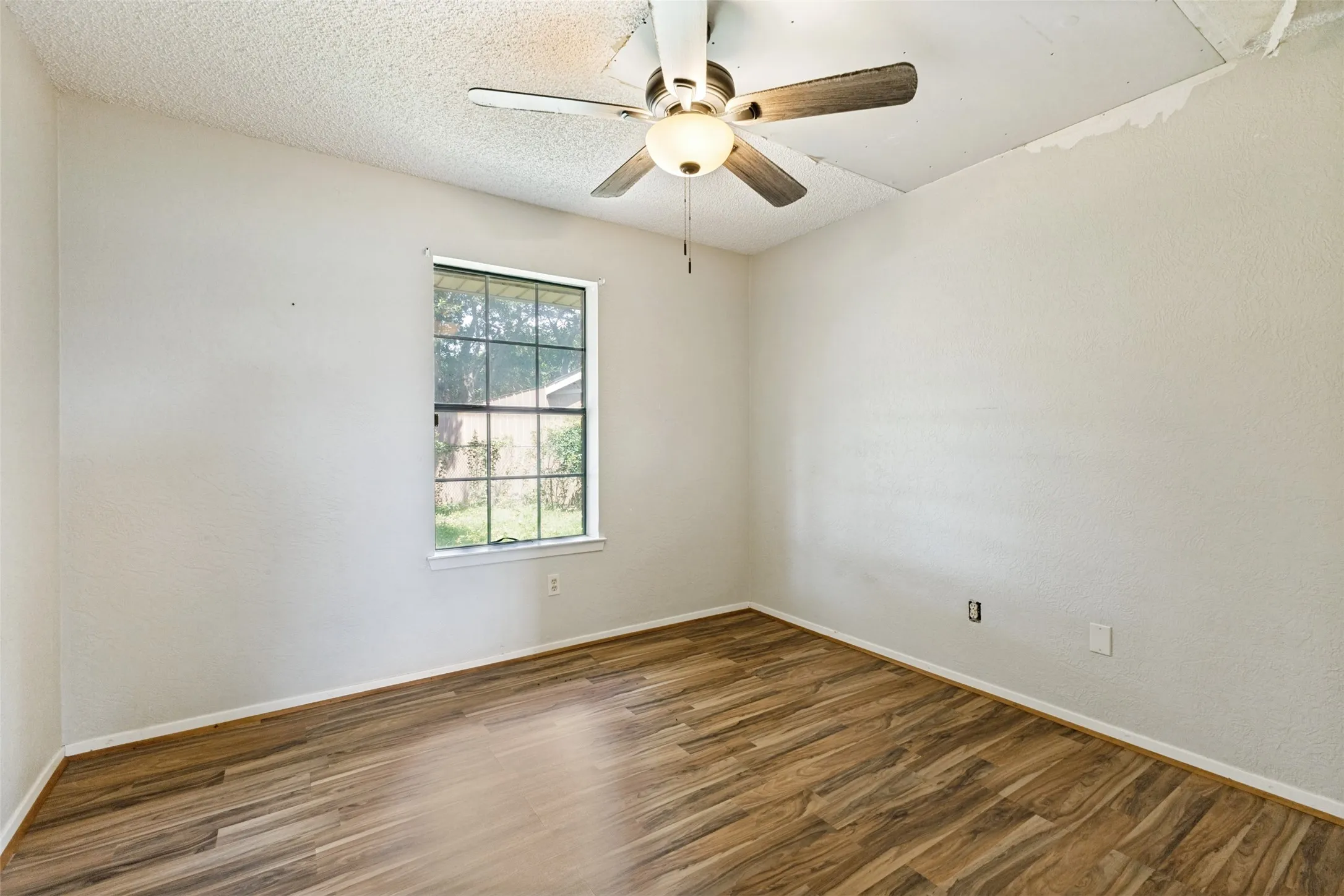 Bedroom with ceiling fan (2nd home)