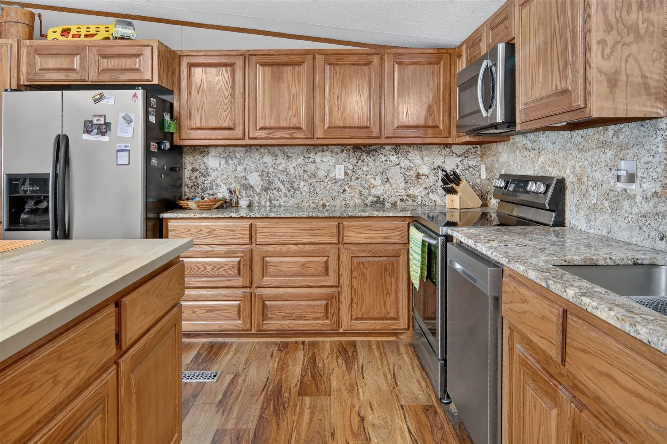 Mobile Home For Sale in Palo Pinto County , 313 Butler Point Road, Possum Kingdom Lake, Texas 76449, 3 Bedroom, 2 Bathroom, 2 Garage spaces, 2,100 Sqft, built in 2001, mls#21310915, Real Estate Agent in Possum Kingdom Lake, Homes For Sale in Palo Pinto county, Homes For Sale in Possum Kingdom Lake, Realtor in Possum Kingdom Lake Texas, Real Estate Brokerage Independent Realty Texas, Luminita Cordes Realtor