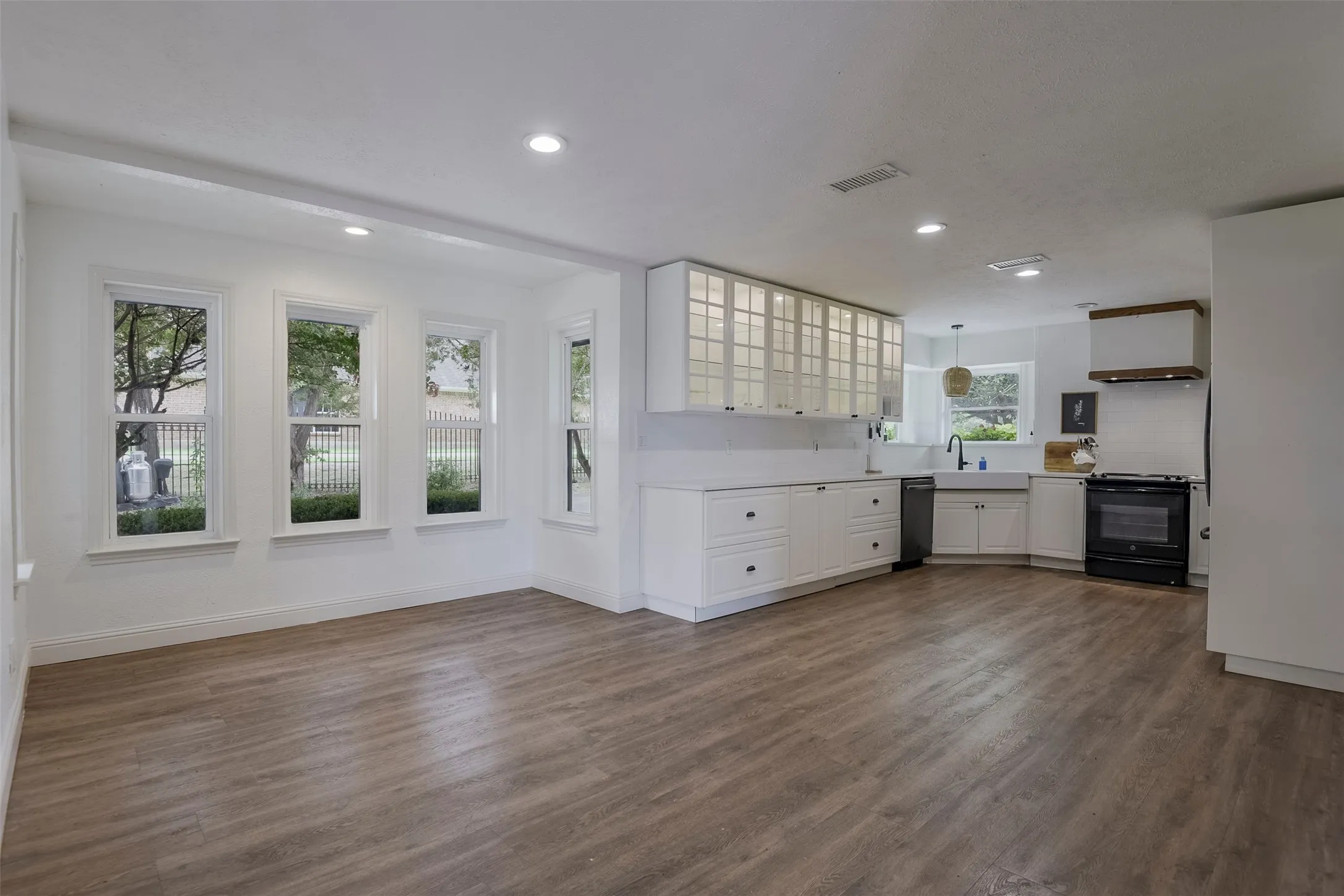 Single Family Residence For Sale in Dallas County , 510 N Clark Road, Duncanville, Texas 75116, 3 Bedroom, 3 Bathroom, 4 Garage spaces, 2,343 Sqft, built in 1977, mls#21310268, Real Estate Agent in Duncanville, Homes For Sale in Dallas county, Homes For Sale in Duncanville, Realtor in Duncanville Texas, Real Estate Brokerage Independent Realty Texas, Luminita Cordes Realtor