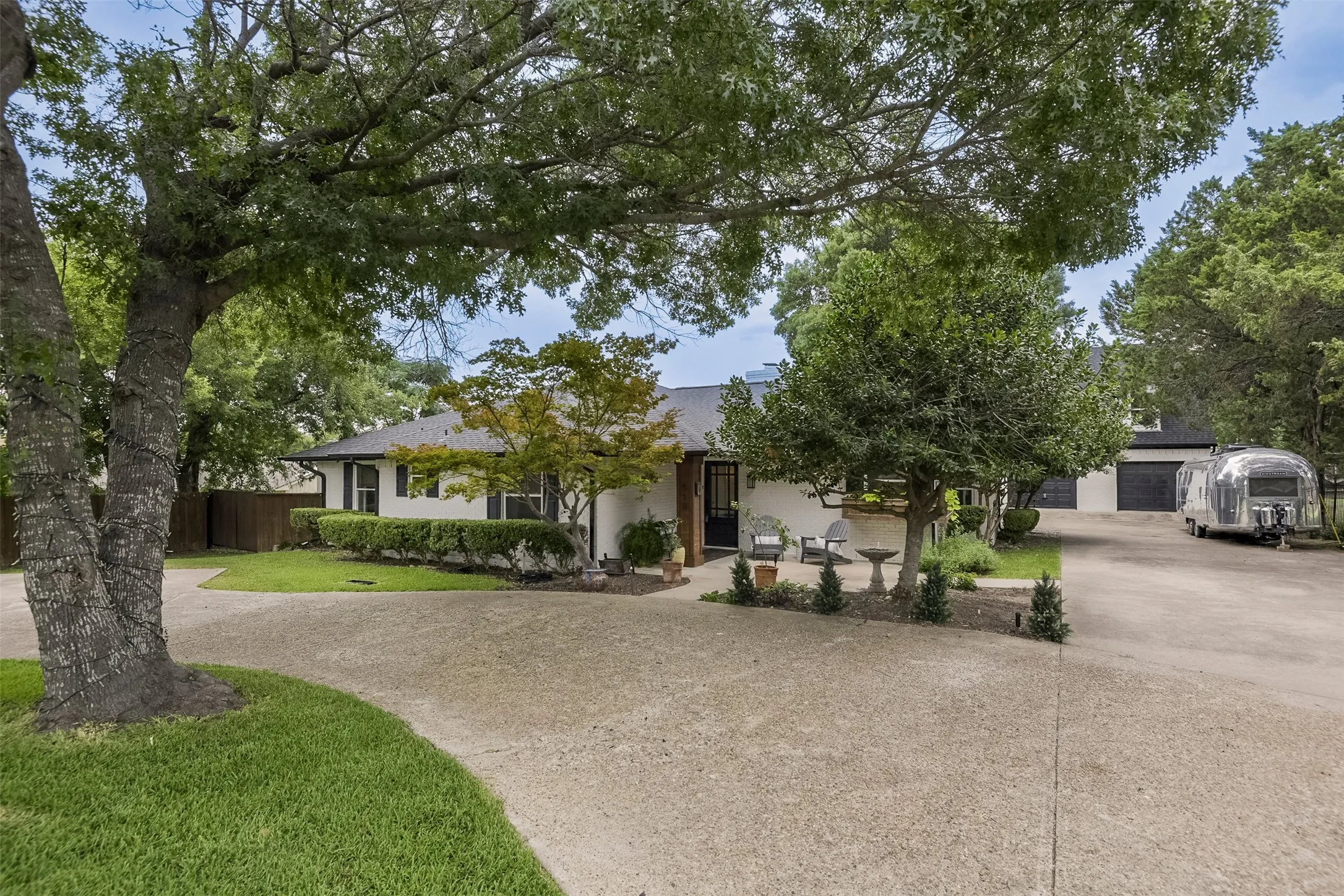 Single Family Residence For Sale in Dallas County , 510 N Clark Road, Duncanville, Texas 75116, 3 Bedroom, 3 Bathroom, 4 Garage spaces, 2,343 Sqft, built in 1977, mls#21310268, Real Estate Agent in Duncanville, Homes For Sale in Dallas county, Homes For Sale in Duncanville, Realtor in Duncanville Texas, Real Estate Brokerage Independent Realty Texas, Luminita Cordes Realtor
