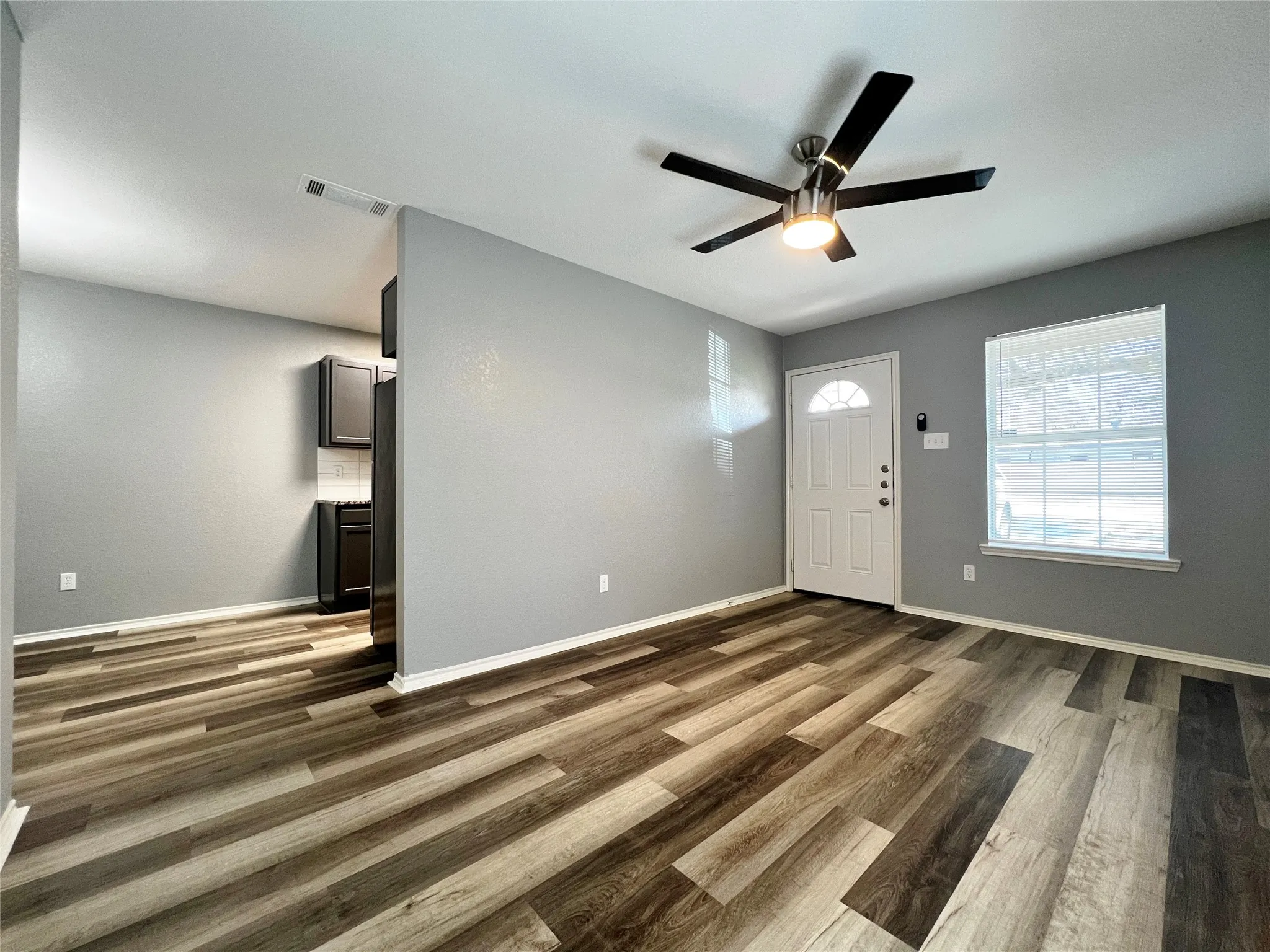 Duplex For Rent in Tarrant County , 1010 S Retta Street, Fort Worth, Texas 76111, 3 Bedroom, 2 Bathroom, Garage spaces, 916 Sqft, built in 2006, mls#21311604, Real Estate Agent in Fort Worth, Homes For Rent in Tarrant county, Homes For Rent in Fort Worth, Realtor in Fort Worth Texas, Real Estate Brokerage Independent Realty Texas, Luminita Cordes Realtor