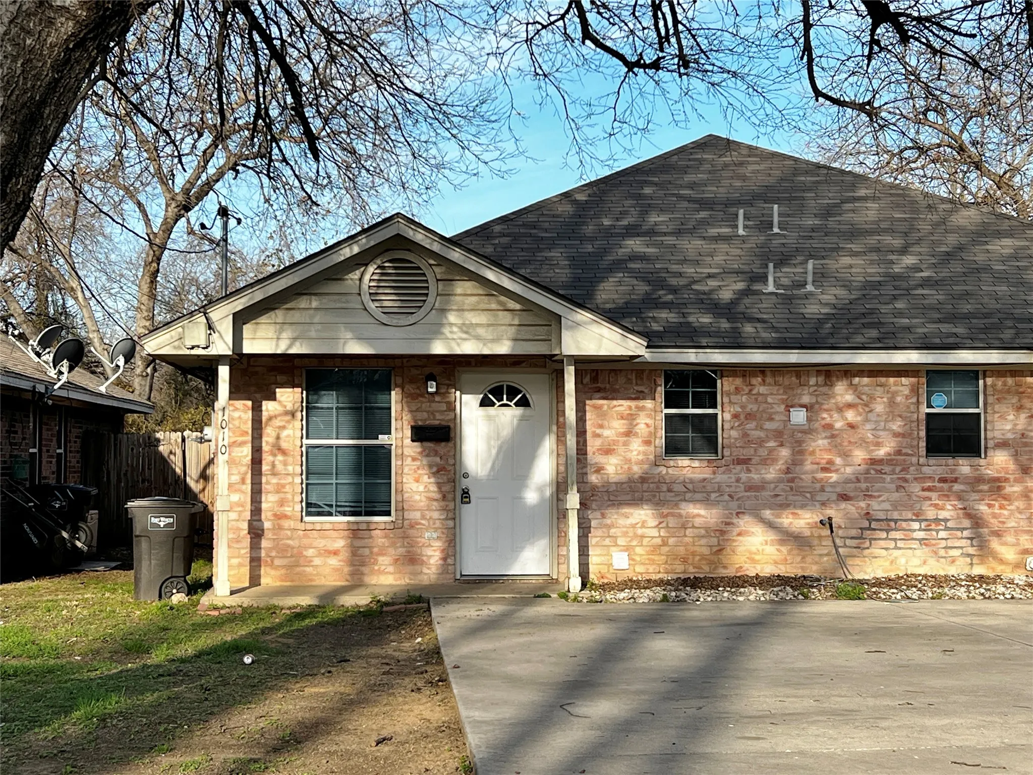 Duplex For Rent in Tarrant County , 1010 S Retta Street, Fort Worth, Texas 76111, 3 Bedroom, 2 Bathroom, Garage spaces, 916 Sqft, built in 2006, mls#21311604, Real Estate Agent in Fort Worth, Homes For Rent in Tarrant county, Homes For Rent in Fort Worth, Realtor in Fort Worth Texas, Real Estate Brokerage Independent Realty Texas, Luminita Cordes Realtor