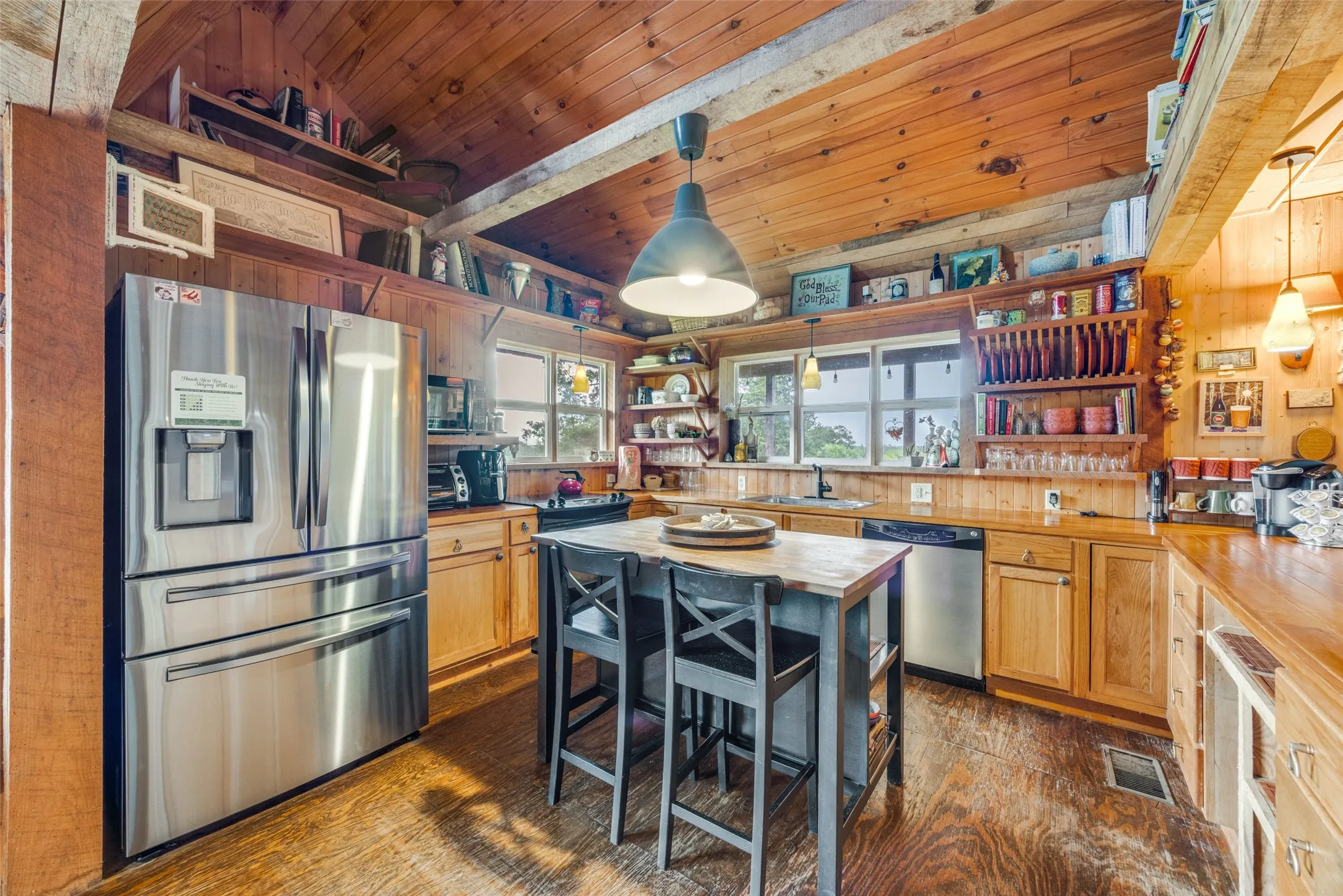 Single Family Residence For Sale in Grayson County , 757 Private Road 192, Denison, Texas 75021, 3 Bedroom, 3 Bathroom, 3 Garage spaces, 1,998 Sqft, built in 2010, mls#21301334, Real Estate Agent in Denison, Homes For Sale in Grayson county, Homes For Sale in Denison, Realtor in Denison Texas, Real Estate Brokerage Independent Realty Texas, Luminita Cordes Realtor