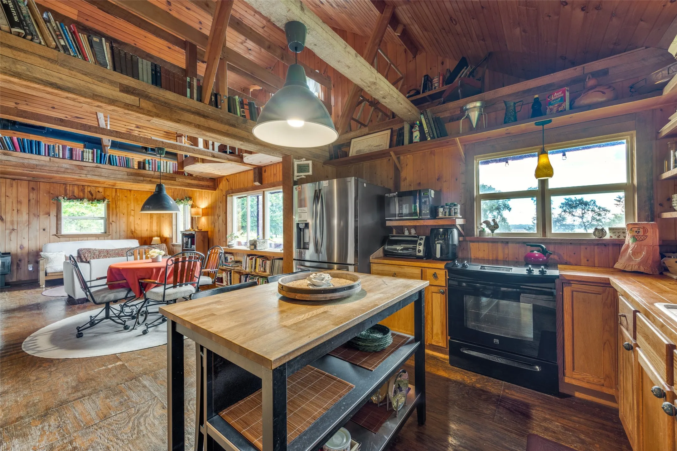 Single Family Residence For Sale in Grayson County , 757 Private Road 192, Denison, Texas 75021, 3 Bedroom, 3 Bathroom, 3 Garage spaces, 1,998 Sqft, built in 2010, mls#21301334, Real Estate Agent in Denison, Homes For Sale in Grayson county, Homes For Sale in Denison, Realtor in Denison Texas, Real Estate Brokerage Independent Realty Texas, Luminita Cordes Realtor