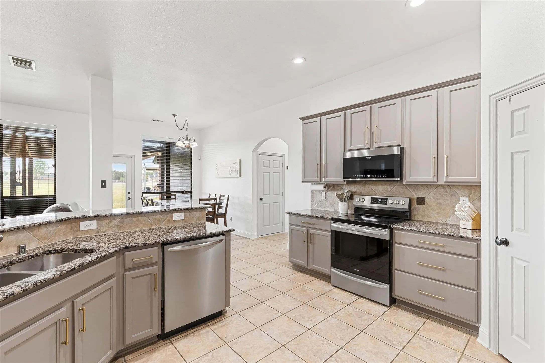 Single Family Residence For Sale in Rockwall County , 254 Mckinley Lane, Royse City, Texas 75189, 4 Bedroom, 2 Bathroom, 3 Garage spaces, 2,429 Sqft, built in 2005, mls#21311539, Real Estate Agent in Royse City, Homes For Sale in Rockwall county, Homes For Sale in Royse City, Realtor in Royse City Texas, Real Estate Brokerage Independent Realty Texas, Luminita Cordes Realtor