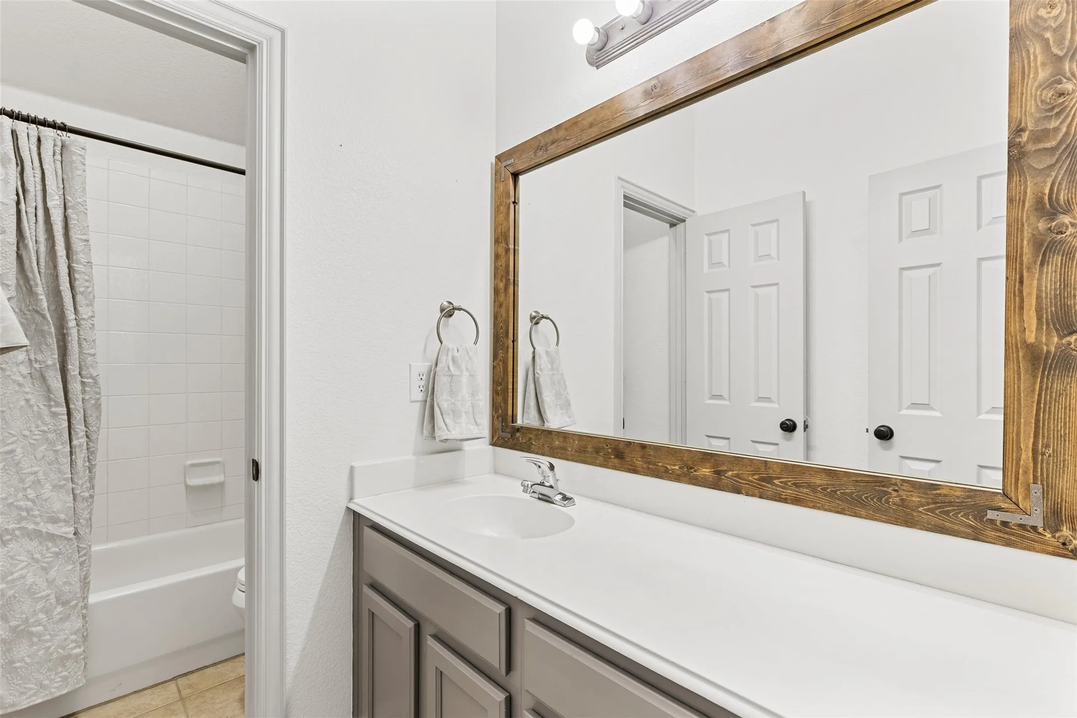 Single Family Residence For Sale in Rockwall County , 254 Mckinley Lane, Royse City, Texas 75189, 4 Bedroom, 2 Bathroom, 3 Garage spaces, 2,429 Sqft, built in 2005, mls#21311539, Real Estate Agent in Royse City, Homes For Sale in Rockwall county, Homes For Sale in Royse City, Realtor in Royse City Texas, Real Estate Brokerage Independent Realty Texas, Luminita Cordes Realtor