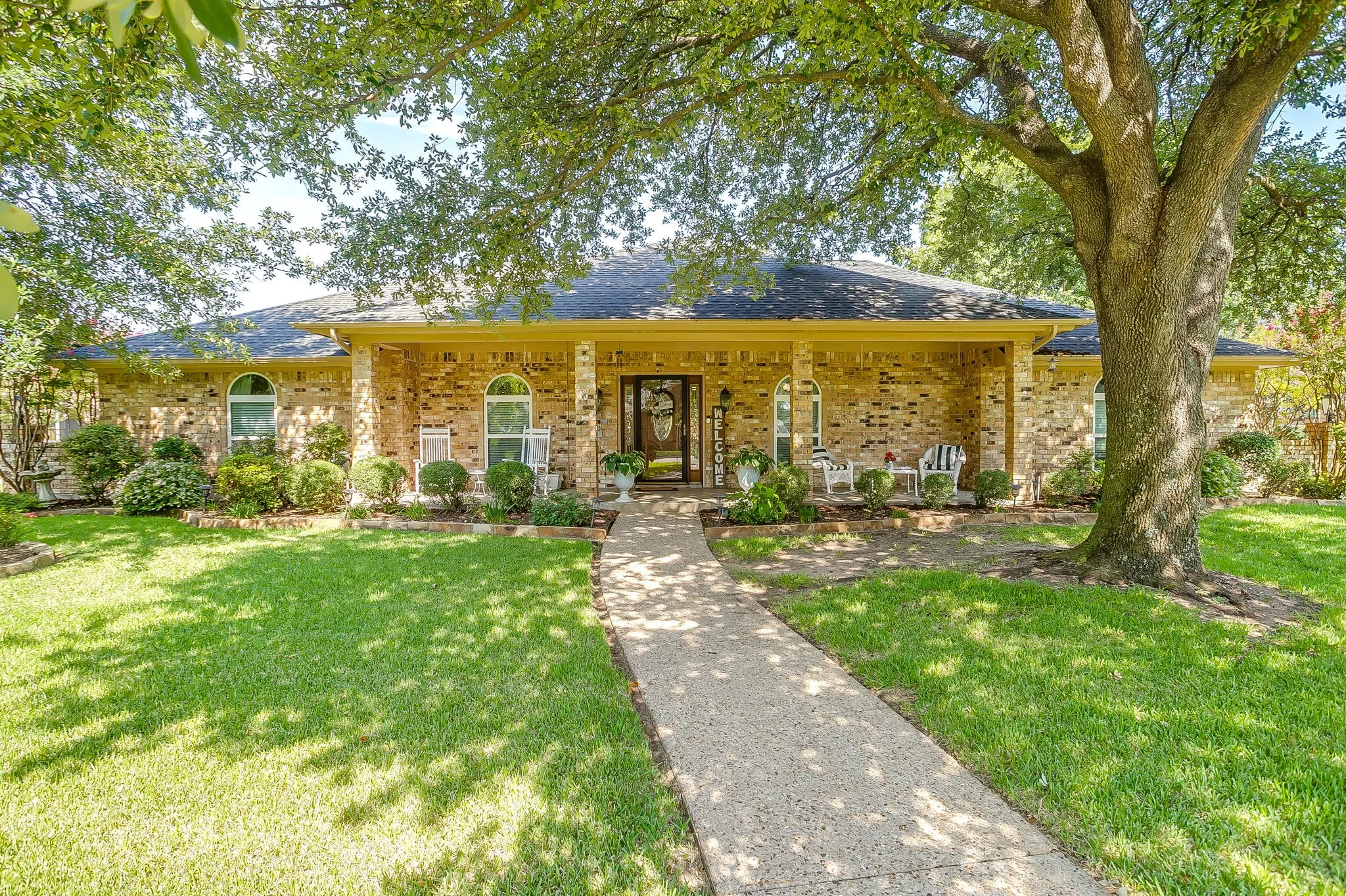 Single Family Residence For Sale in Johnson County , 922 Highland Drive, Cleburne, Texas 76033, 3 Bedroom, 2 Bathroom, 2 Garage spaces, 2,632 Sqft, built in 1977, mls#21310674, Real Estate Agent in Cleburne, Homes For Sale in Johnson county, Homes For Sale in Cleburne, Realtor in Cleburne Texas, Real Estate Brokerage Independent Realty Texas, Luminita Cordes Realtor