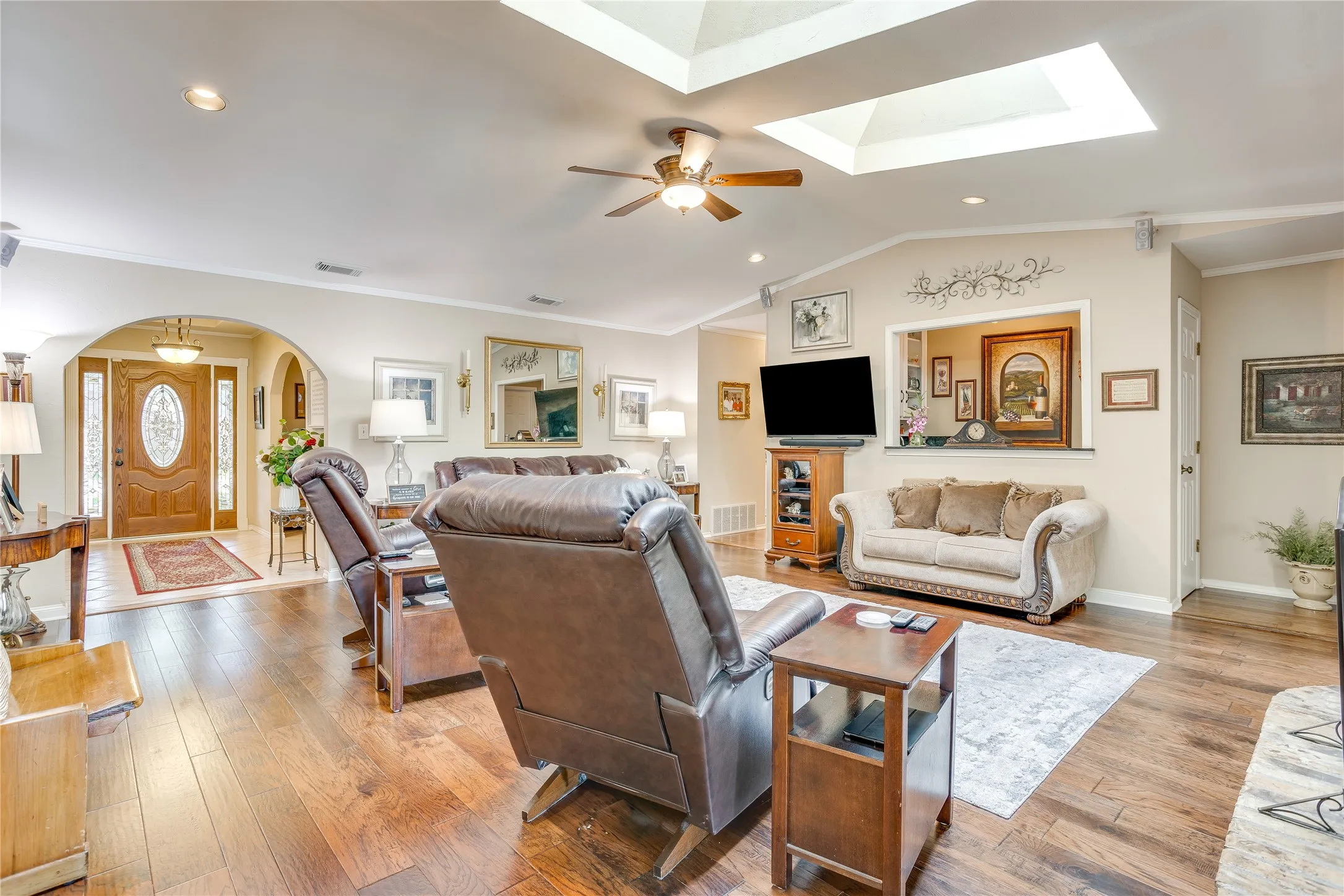 Single Family Residence For Sale in Johnson County , 922 Highland Drive, Cleburne, Texas 76033, 3 Bedroom, 2 Bathroom, 2 Garage spaces, 2,632 Sqft, built in 1977, mls#21310674, Real Estate Agent in Cleburne, Homes For Sale in Johnson county, Homes For Sale in Cleburne, Realtor in Cleburne Texas, Real Estate Brokerage Independent Realty Texas, Luminita Cordes Realtor
