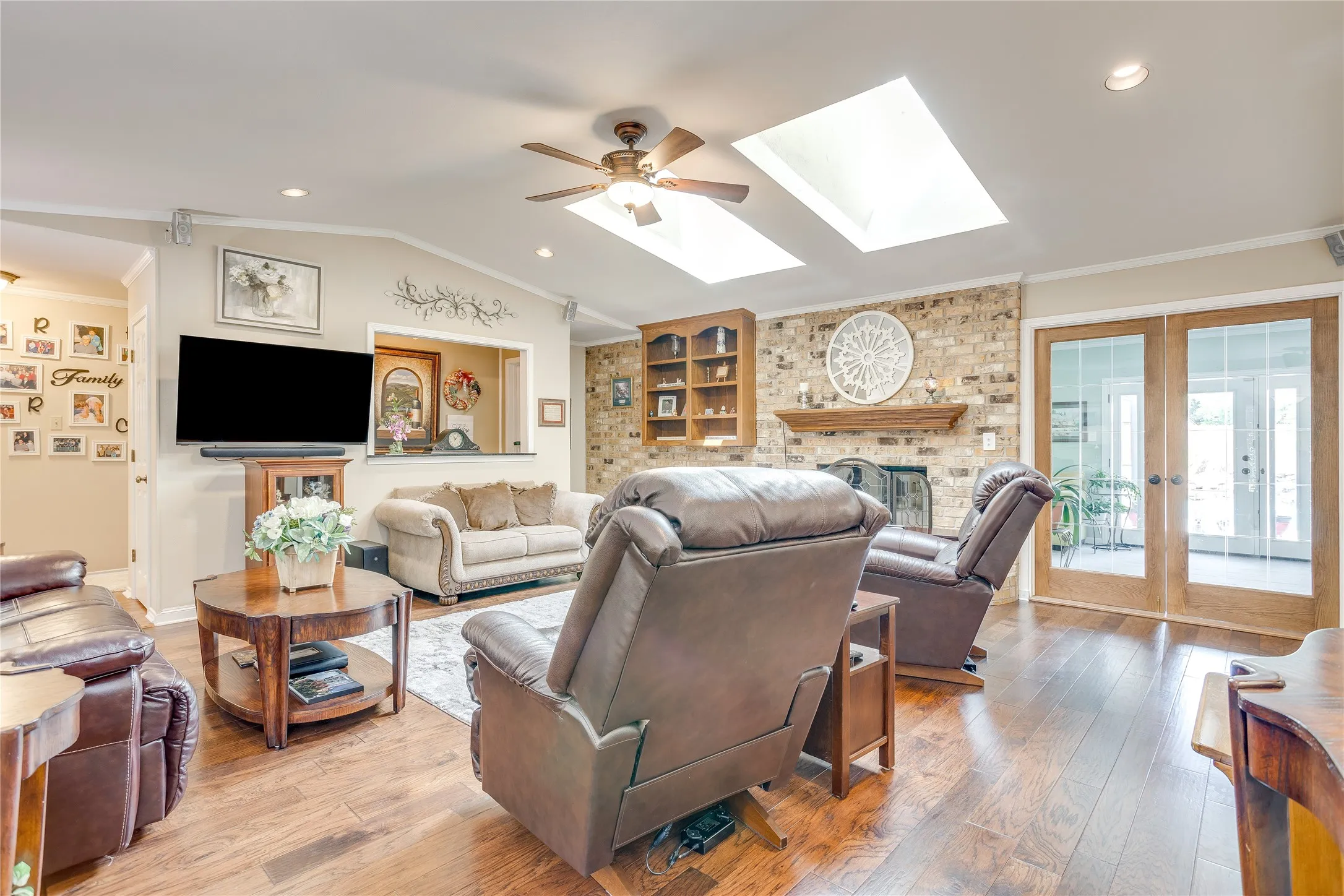 Single Family Residence For Sale in Johnson County , 922 Highland Drive, Cleburne, Texas 76033, 3 Bedroom, 2 Bathroom, 2 Garage spaces, 2,632 Sqft, built in 1977, mls#21310674, Real Estate Agent in Cleburne, Homes For Sale in Johnson county, Homes For Sale in Cleburne, Realtor in Cleburne Texas, Real Estate Brokerage Independent Realty Texas, Luminita Cordes Realtor