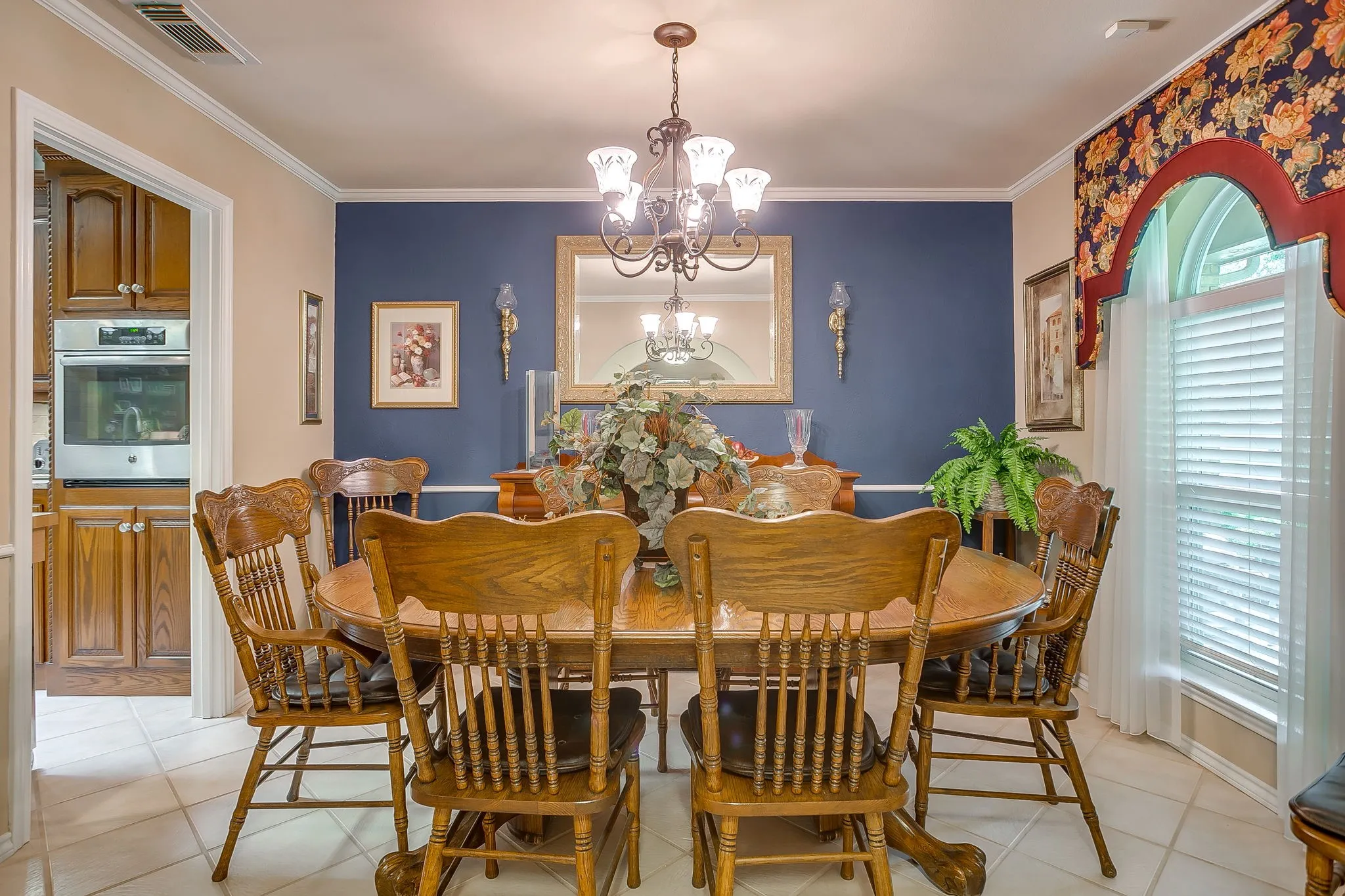 Single Family Residence For Sale in Johnson County , 922 Highland Drive, Cleburne, Texas 76033, 3 Bedroom, 2 Bathroom, 2 Garage spaces, 2,632 Sqft, built in 1977, mls#21310674, Real Estate Agent in Cleburne, Homes For Sale in Johnson county, Homes For Sale in Cleburne, Realtor in Cleburne Texas, Real Estate Brokerage Independent Realty Texas, Luminita Cordes Realtor