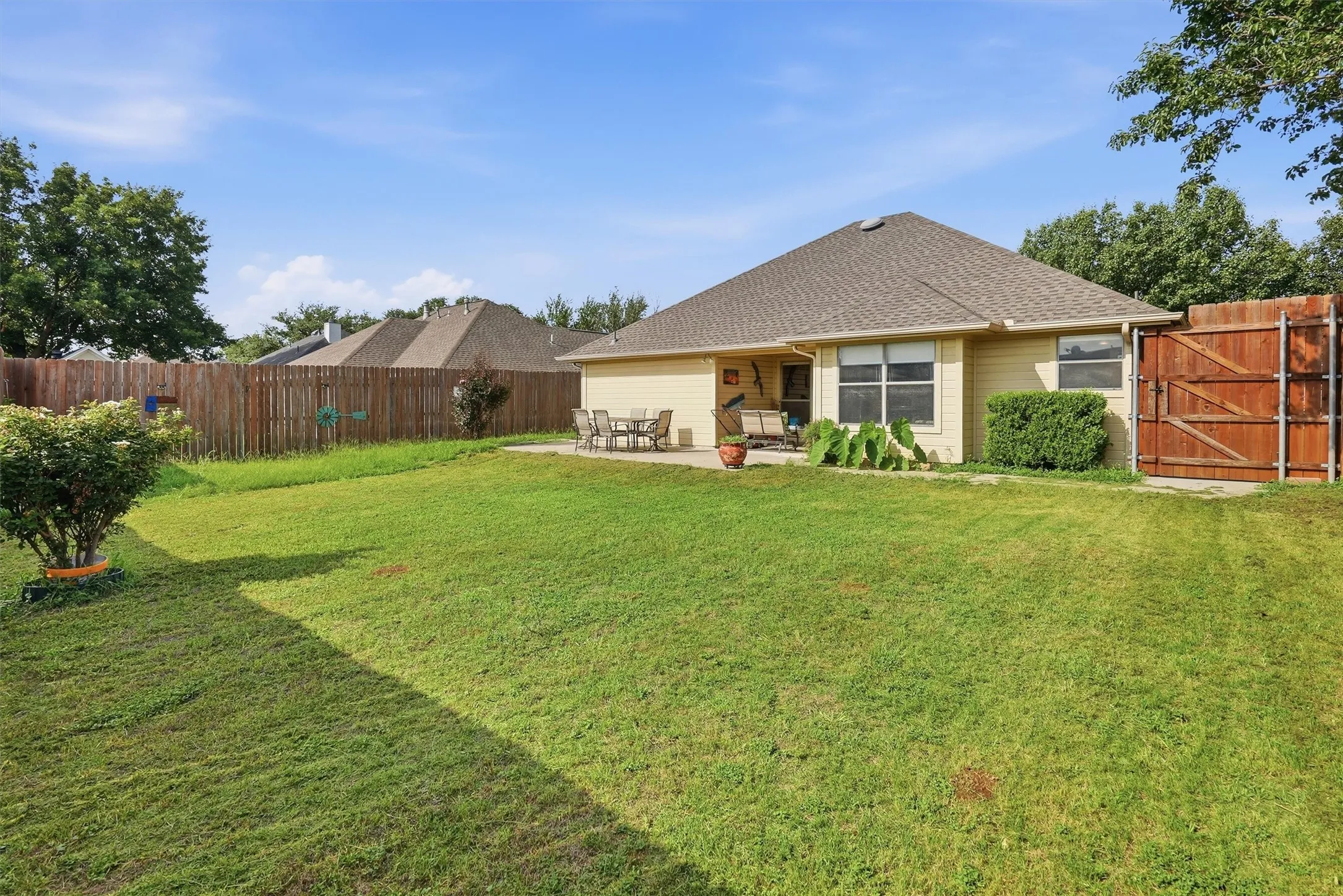 Single Family Residence For Sale in Johnson County , 708 Hillcrest Drive, Cleburne, Texas 76033, 3 Bedroom, 2 Bathroom, 2 Garage spaces, 1,362 Sqft, built in 2002, mls#21311478, Real Estate Agent in Cleburne, Homes For Sale in Johnson county, Homes For Sale in Cleburne, Realtor in Cleburne Texas, Real Estate Brokerage Independent Realty Texas, Luminita Cordes Realtor