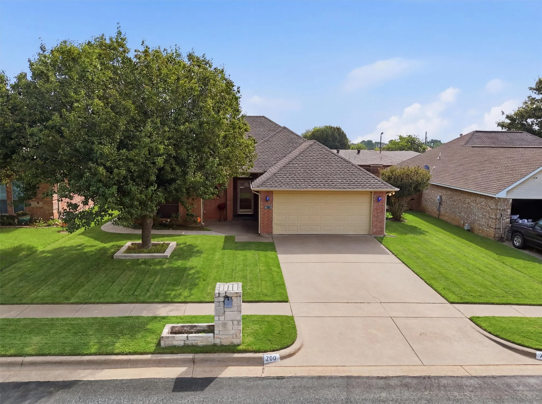 Single Family Residence For Sale in Johnson County , 708 Hillcrest Drive, Cleburne, Texas 76033, 3 Bedroom, 2 Bathroom, 2 Garage spaces, 1,362 Sqft, built in 2002, mls#21311478, Real Estate Agent in Cleburne, Homes For Sale in Johnson county, Homes For Sale in Cleburne, Realtor in Cleburne Texas, Real Estate Brokerage Independent Realty Texas, Luminita Cordes Realtor