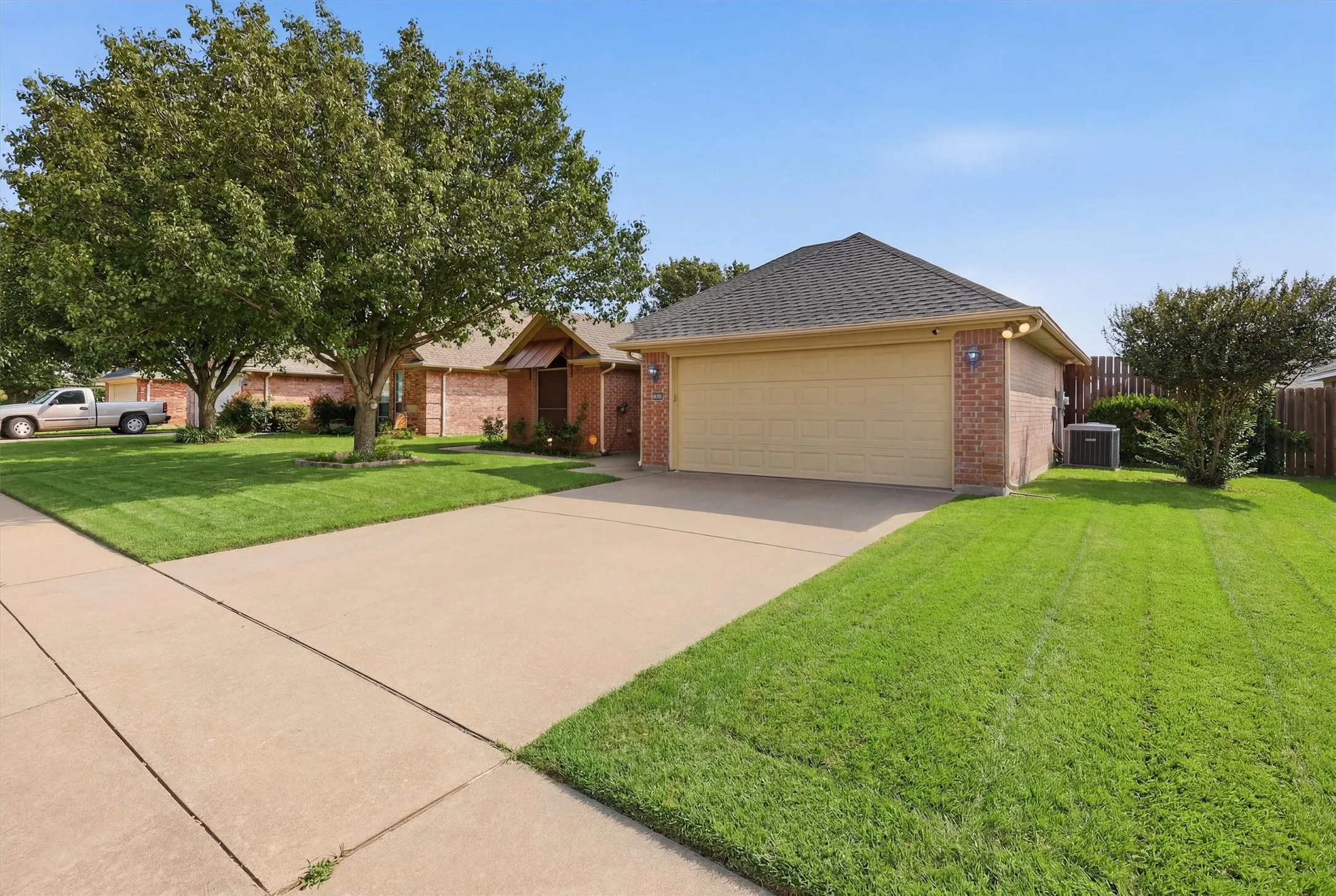 Single Family Residence For Sale in Johnson County , 708 Hillcrest Drive, Cleburne, Texas 76033, 3 Bedroom, 2 Bathroom, 2 Garage spaces, 1,362 Sqft, built in 2002, mls#21311478, Real Estate Agent in Cleburne, Homes For Sale in Johnson county, Homes For Sale in Cleburne, Realtor in Cleburne Texas, Real Estate Brokerage Independent Realty Texas, Luminita Cordes Realtor