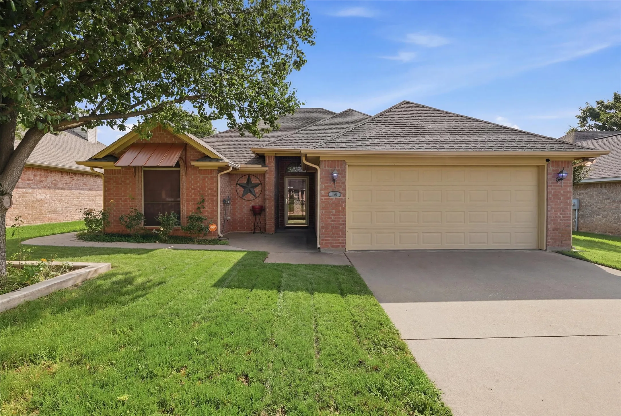 Single Family Residence For Sale in Johnson County , 708 Hillcrest Drive, Cleburne, Texas 76033, 3 Bedroom, 2 Bathroom, 2 Garage spaces, 1,362 Sqft, built in 2002, mls#21311478, Real Estate Agent in Cleburne, Homes For Sale in Johnson county, Homes For Sale in Cleburne, Realtor in Cleburne Texas, Real Estate Brokerage Independent Realty Texas, Luminita Cordes Realtor