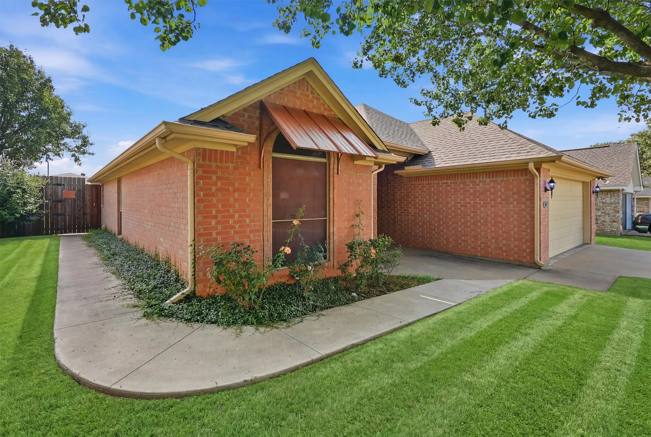 Single Family Residence For Sale in Johnson County , 708 Hillcrest Drive, Cleburne, Texas 76033, 3 Bedroom, 2 Bathroom, 2 Garage spaces, 1,362 Sqft, built in 2002, mls#21311478, Real Estate Agent in Cleburne, Homes For Sale in Johnson county, Homes For Sale in Cleburne, Realtor in Cleburne Texas, Real Estate Brokerage Independent Realty Texas, Luminita Cordes Realtor