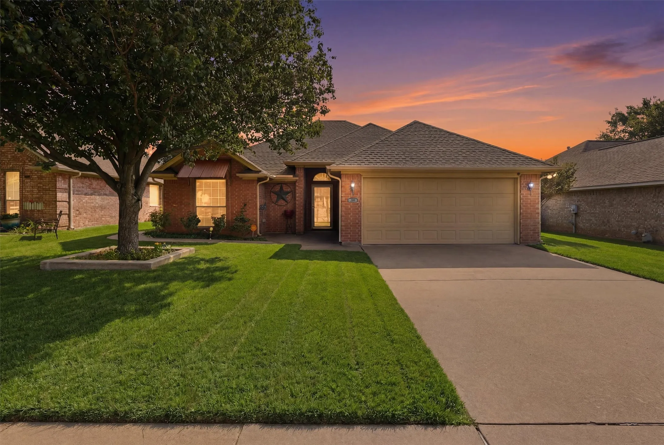 Single Family Residence For Sale in Johnson County , 708 Hillcrest Drive, Cleburne, Texas 76033, 3 Bedroom, 2 Bathroom, 2 Garage spaces, 1,362 Sqft, built in 2002, mls#21311478, Real Estate Agent in Cleburne, Homes For Sale in Johnson county, Homes For Sale in Cleburne, Realtor in Cleburne Texas, Real Estate Brokerage Independent Realty Texas, Luminita Cordes Realtor