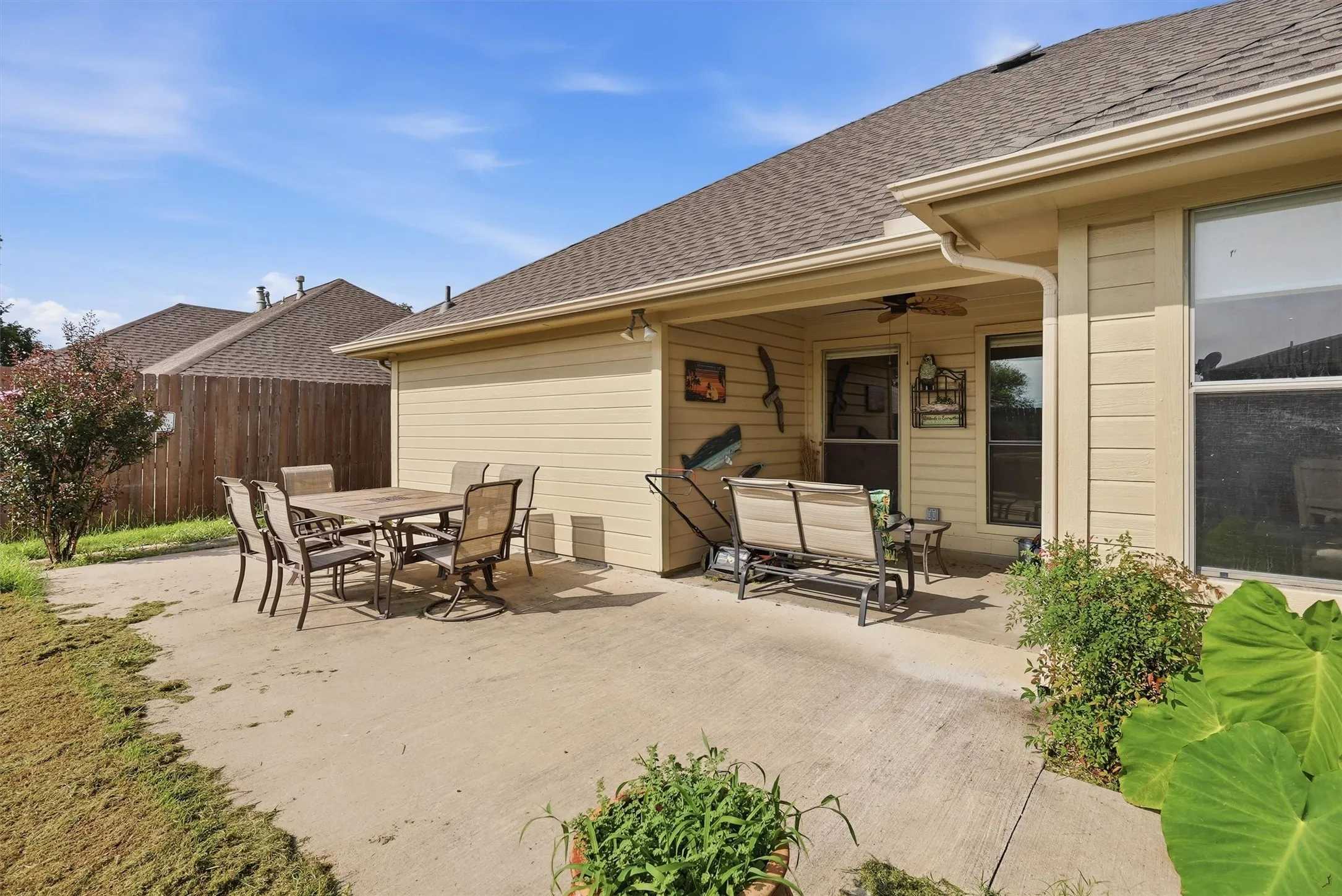 Single Family Residence For Sale in Johnson County , 708 Hillcrest Drive, Cleburne, Texas 76033, 3 Bedroom, 2 Bathroom, 2 Garage spaces, 1,362 Sqft, built in 2002, mls#21311478, Real Estate Agent in Cleburne, Homes For Sale in Johnson county, Homes For Sale in Cleburne, Realtor in Cleburne Texas, Real Estate Brokerage Independent Realty Texas, Luminita Cordes Realtor